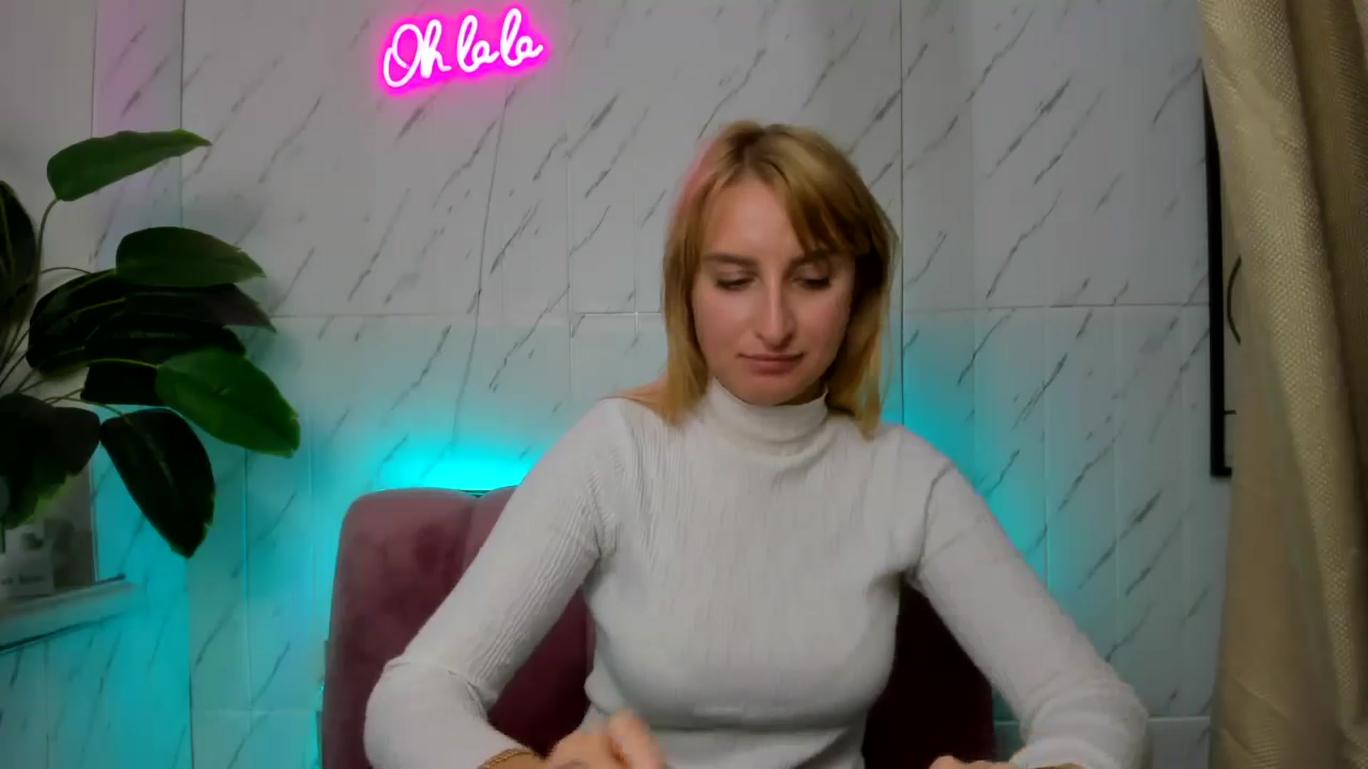 Gallery image thumbnail from EmiilyCandy's myfreecams stream on, 11/10/2024, 13:41 image 12 of 20