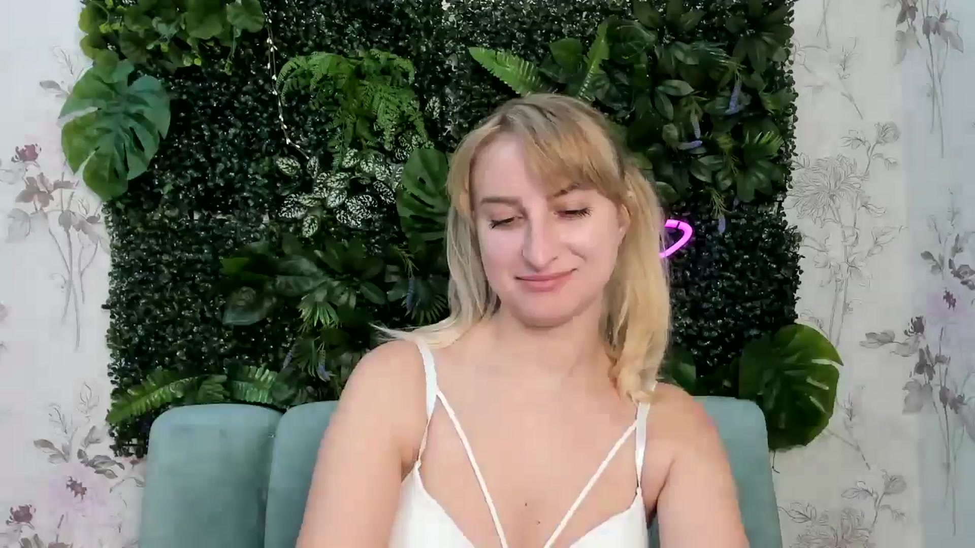 Gallery image thumbnail from EmiilyCandy's myfreecams stream on, 11/12/2024, 14:00 image 2 of 20