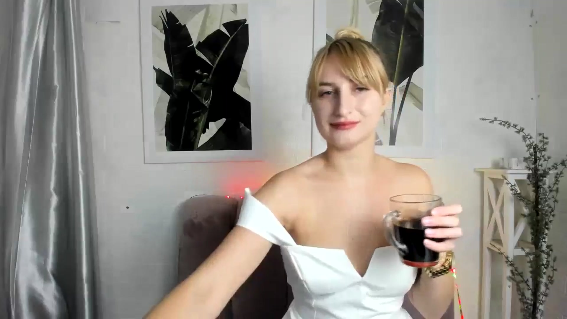 Gallery image thumbnail from EmiilyCandy's myfreecams stream on, 11/19/2024, 13:11 image 13 of 20