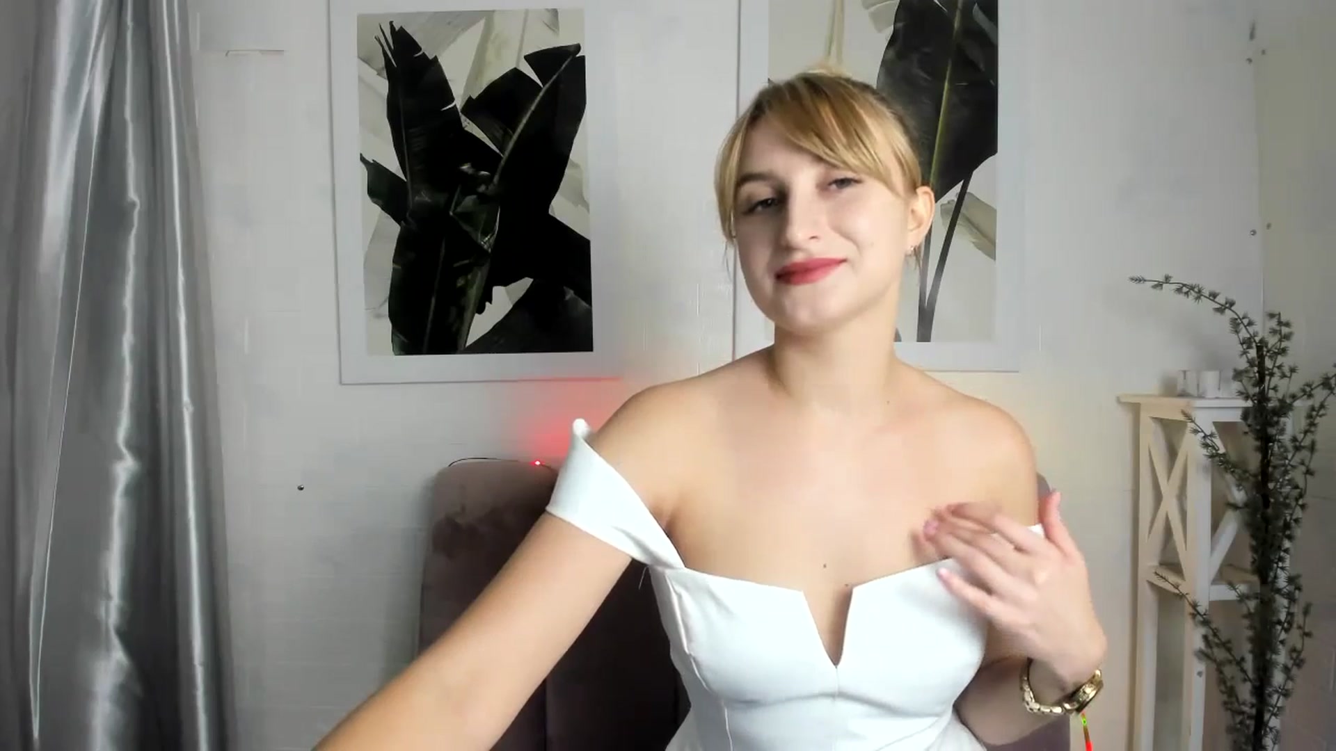 Gallery image thumbnail from EmiilyCandy's myfreecams stream on, 11/19/2024, 13:11 image 2 of 20