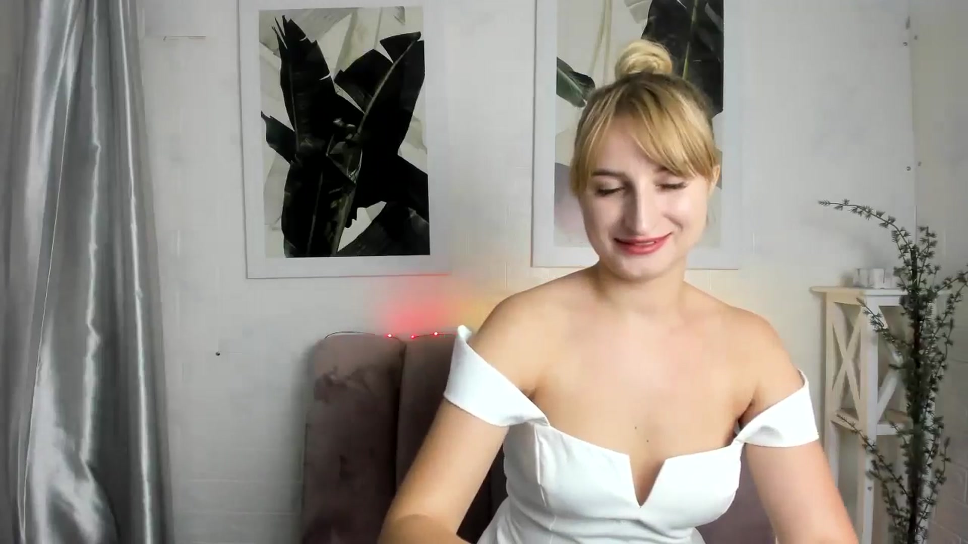 Gallery image thumbnail from EmiilyCandy's myfreecams stream on, 11/19/2024, 13:11 image 8 of 20