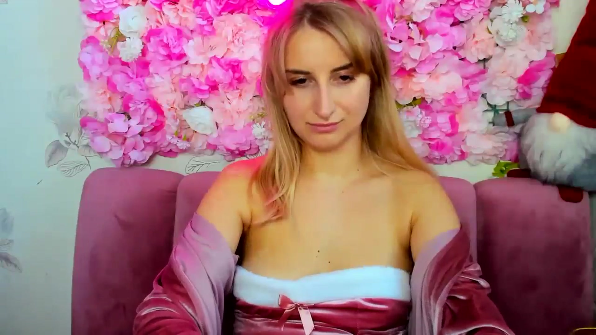 Gallery image thumbnail from EmiilyCandy's myfreecams stream on, 12/31/2024, 13:06 image 13 of 20