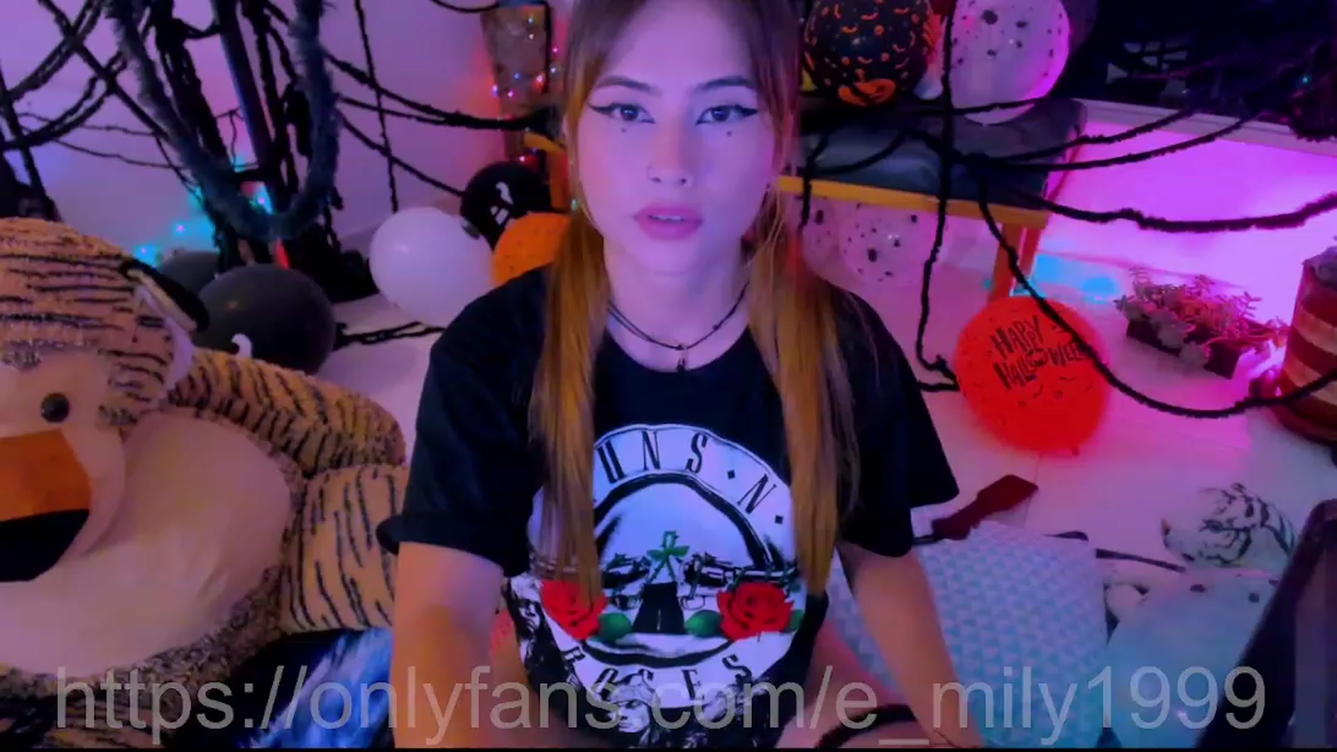 Gallery image thumbnail from Emil_y1's myfreecams stream on, 10/17/2023, 01:19 image 7 of 20