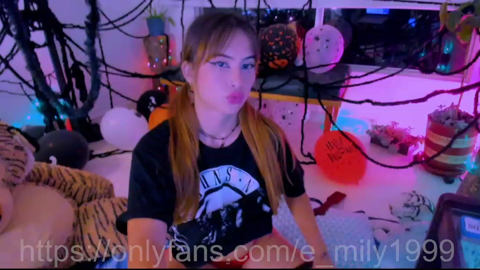 Gallery image thumbnail from Emil_y1's myfreecams stream on, 10/17/2023, 01:19 image 10 of 20