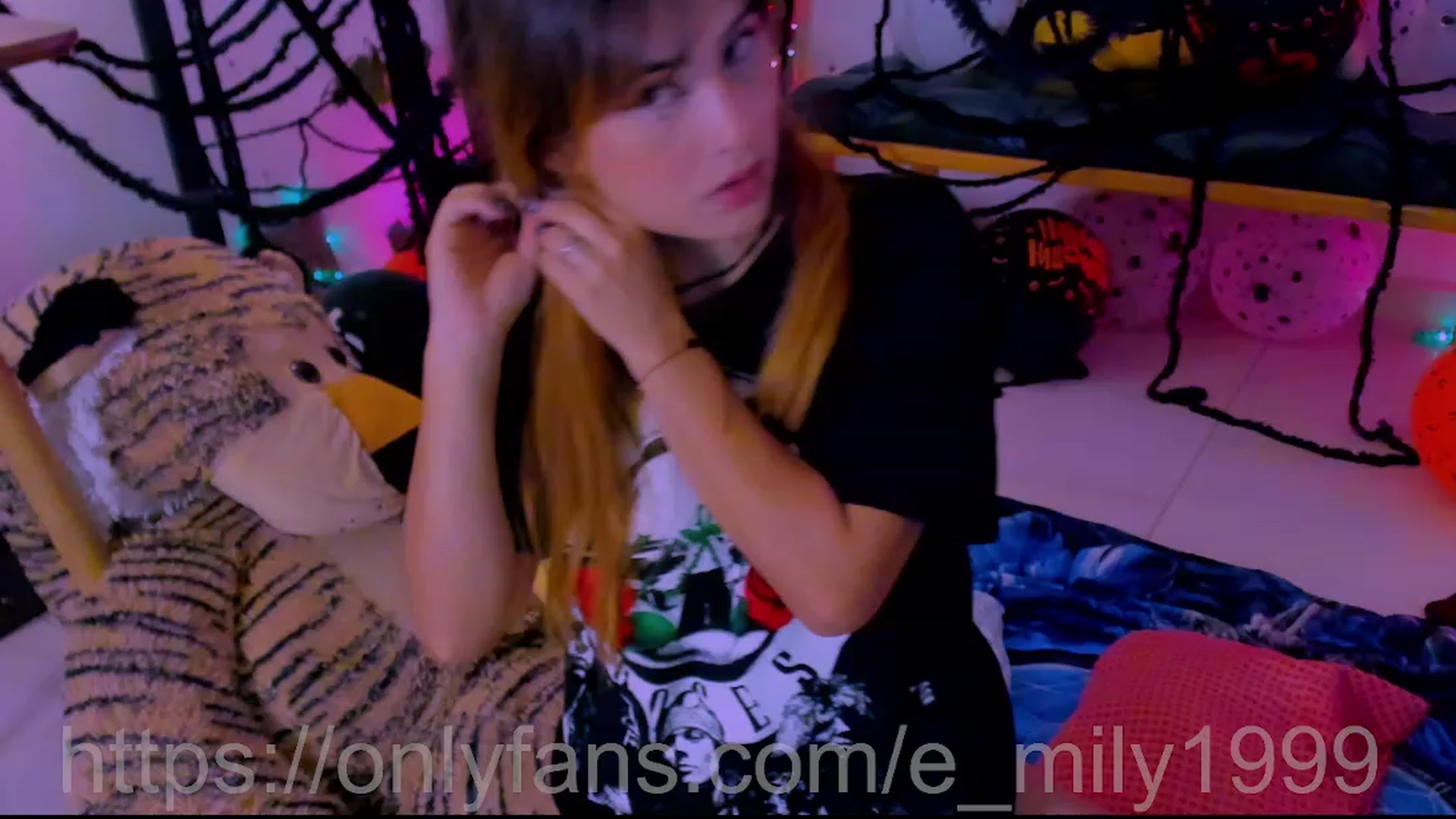 Gallery image thumbnail from Emil_y1's myfreecams stream on, 10/17/2023, 03:24 image 17 of 20