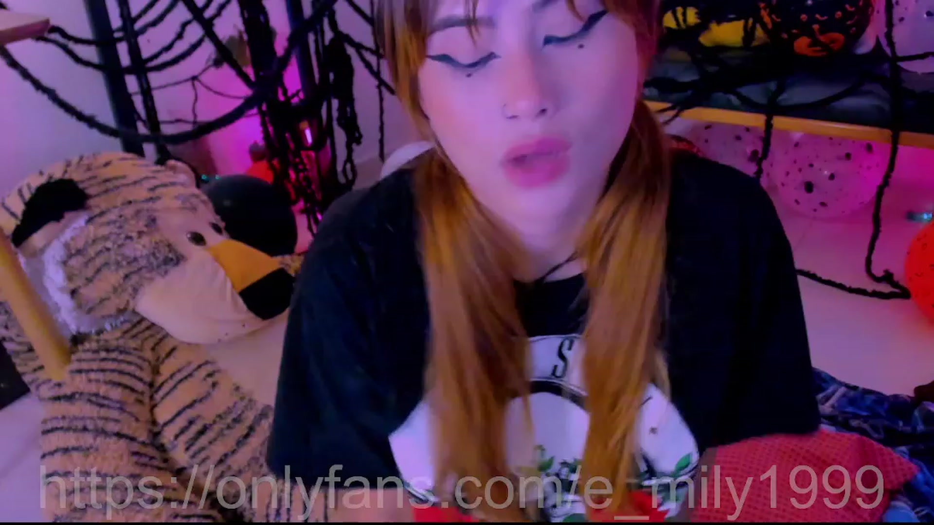 Gallery image thumbnail from Emil_y1's myfreecams stream on, 10/17/2023, 03:24 image 19 of 20