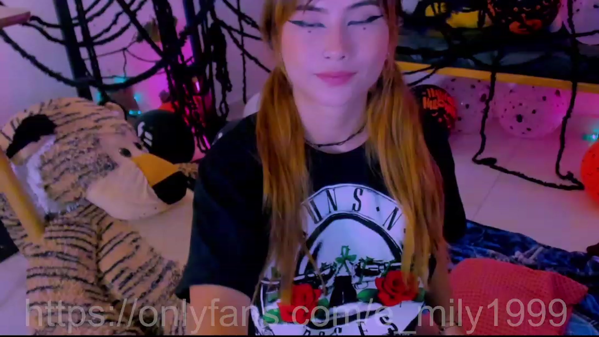 Gallery image thumbnail from Emil_y1's myfreecams stream on, 10/17/2023, 03:24 image 16 of 20