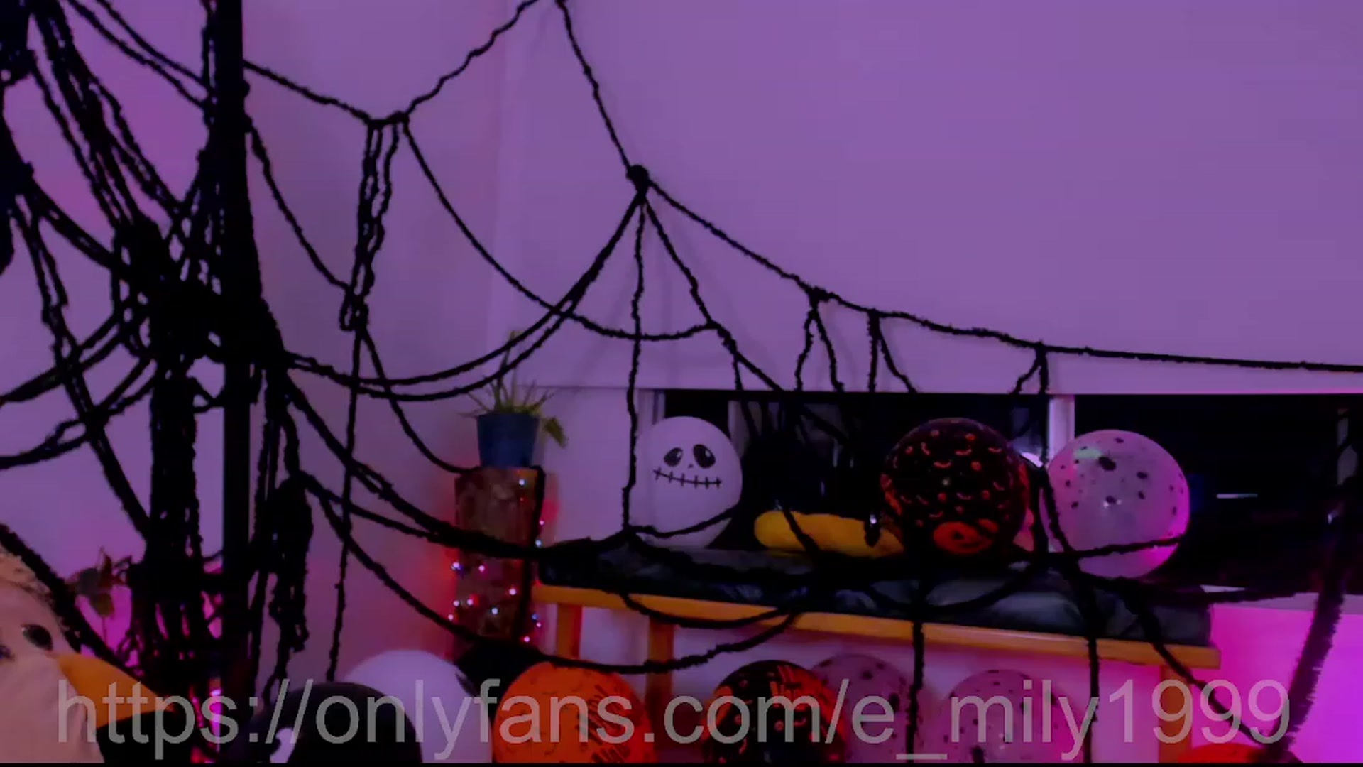 Gallery image thumbnail from Emil_y1's myfreecams stream on, 10/17/2023, 04:21 image 9 of 20