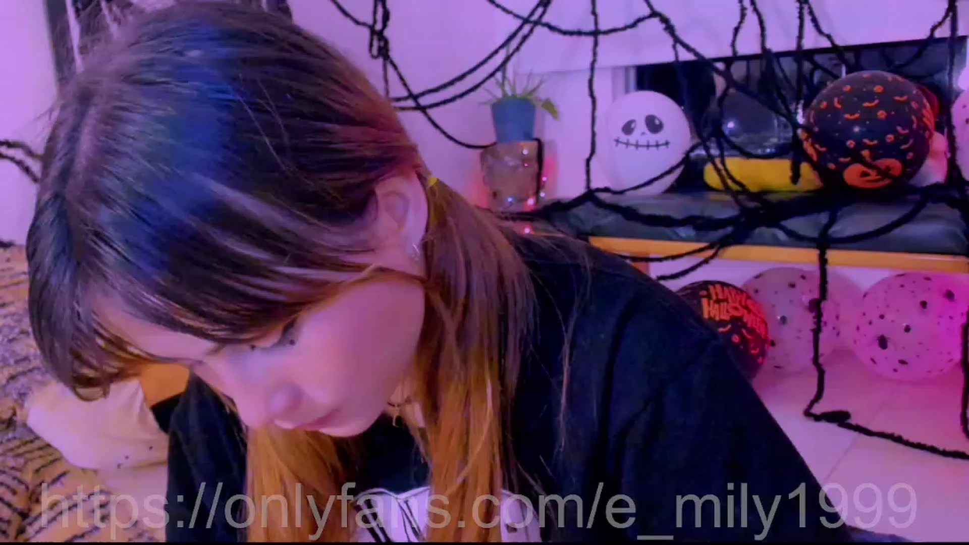 Gallery image thumbnail from Emil_y1's myfreecams stream on, 10/17/2023, 04:21 image 18 of 20
