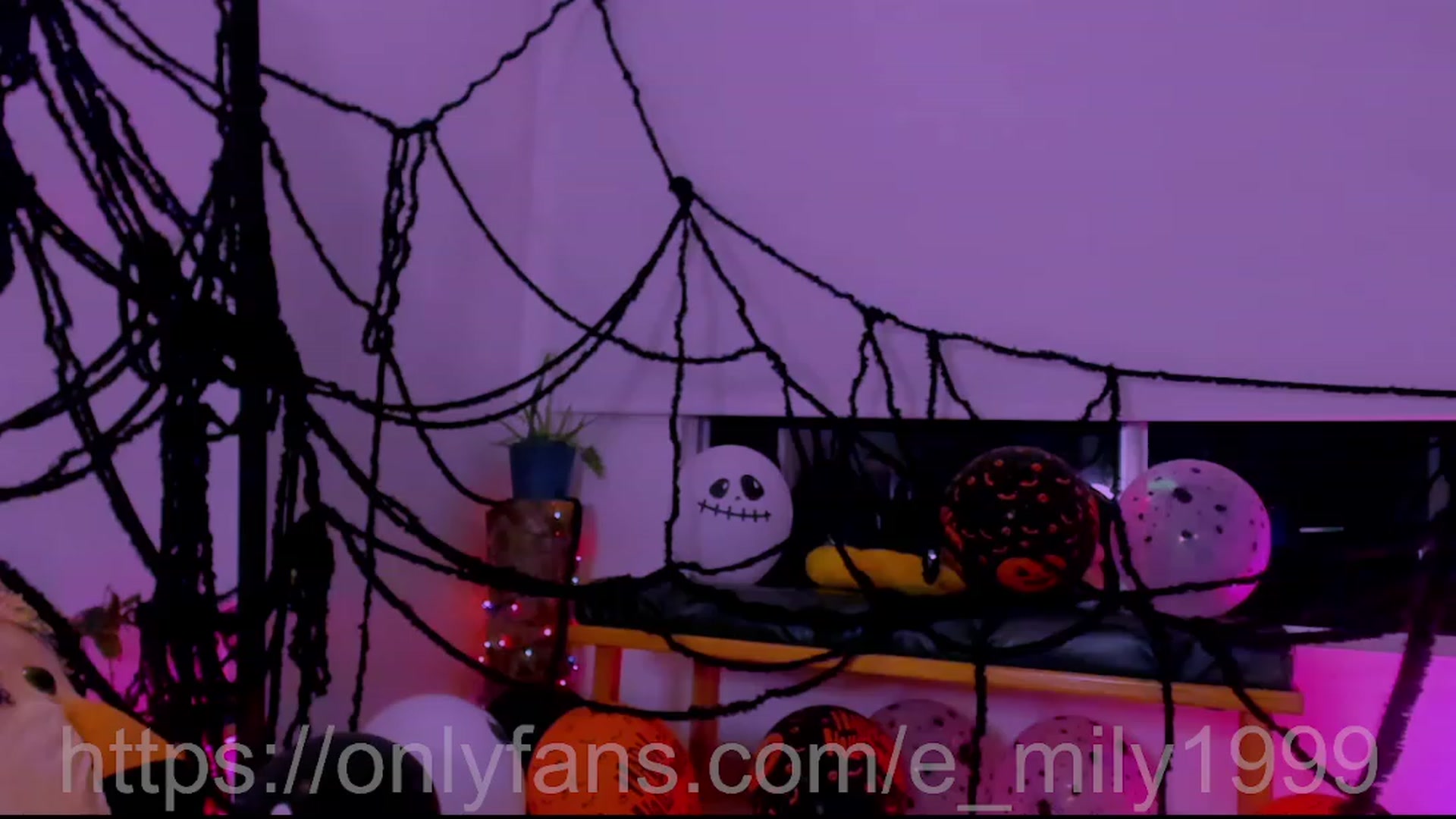 Gallery image thumbnail from Emil_y1's myfreecams stream on, 10/17/2023, 04:21 image 8 of 20