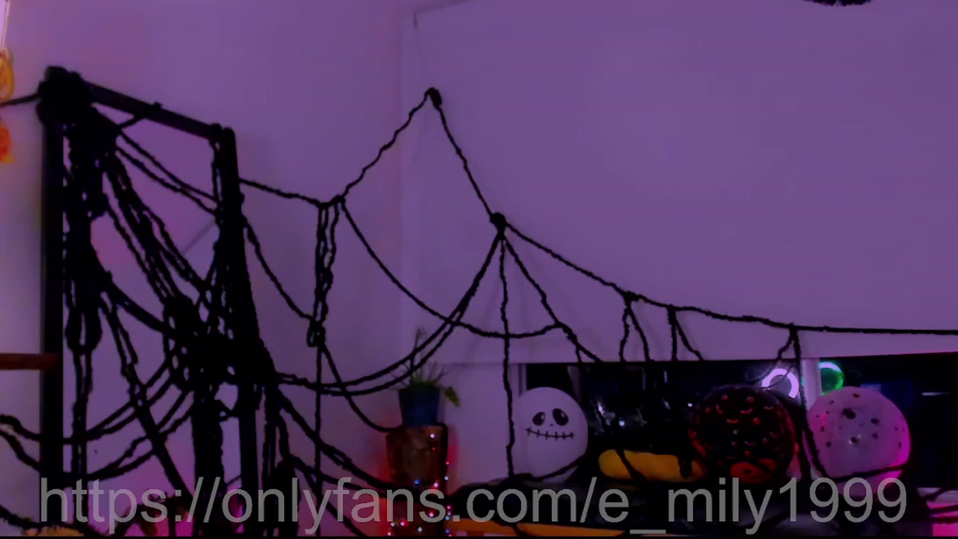Gallery image thumbnail from Emil_y1's myfreecams stream on, 10/17/2023, 04:21 image 2 of 20