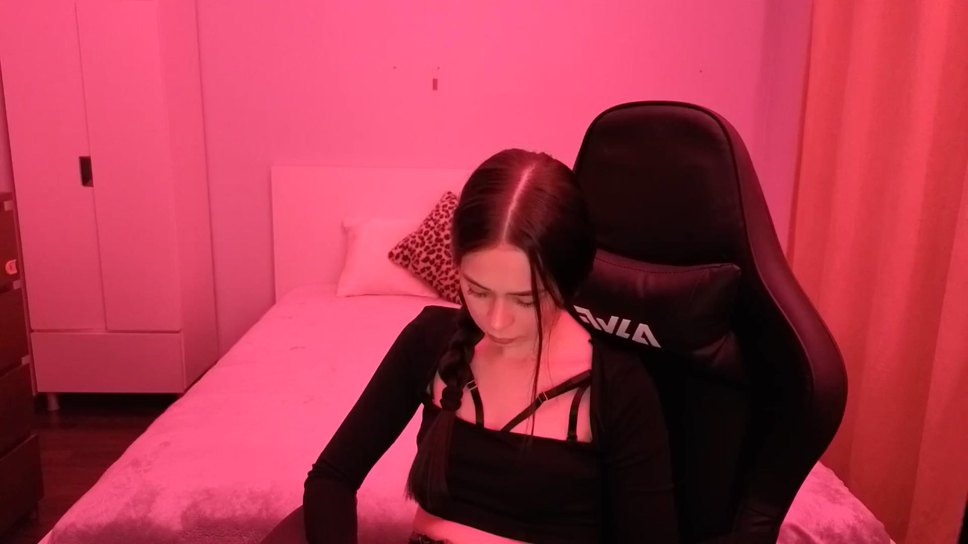 Gallery image thumbnail from Emili's myfreecams stream on, 02/16/2026, 18:04 image 18 of 20