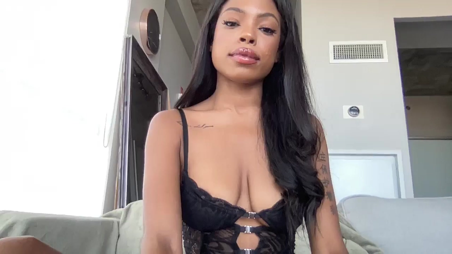 Gallery image thumbnail from EmiliaBrooks's myfreecams stream on, 07/25/2024, 21:40 image 11 of 20
