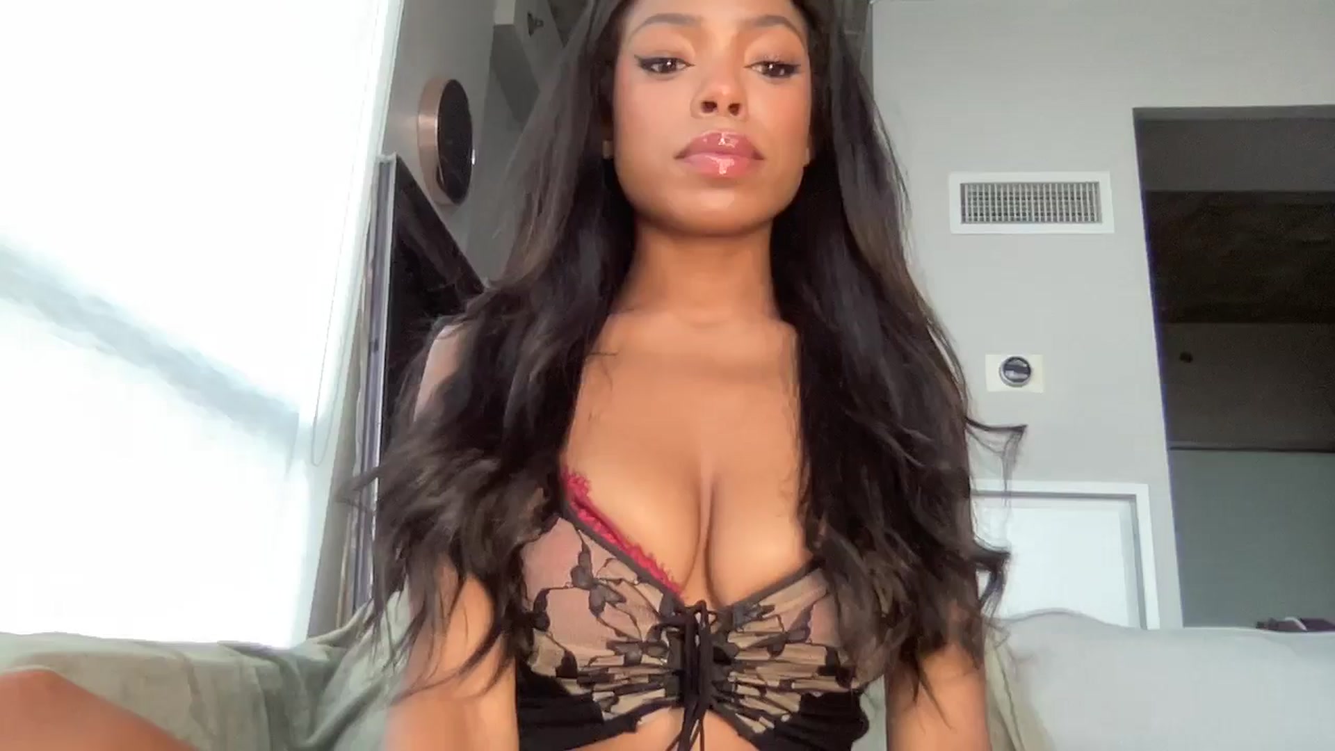 Gallery image thumbnail from EmiliaBrooks's myfreecams stream on, 07/29/2024, 23:27 image 13 of 20