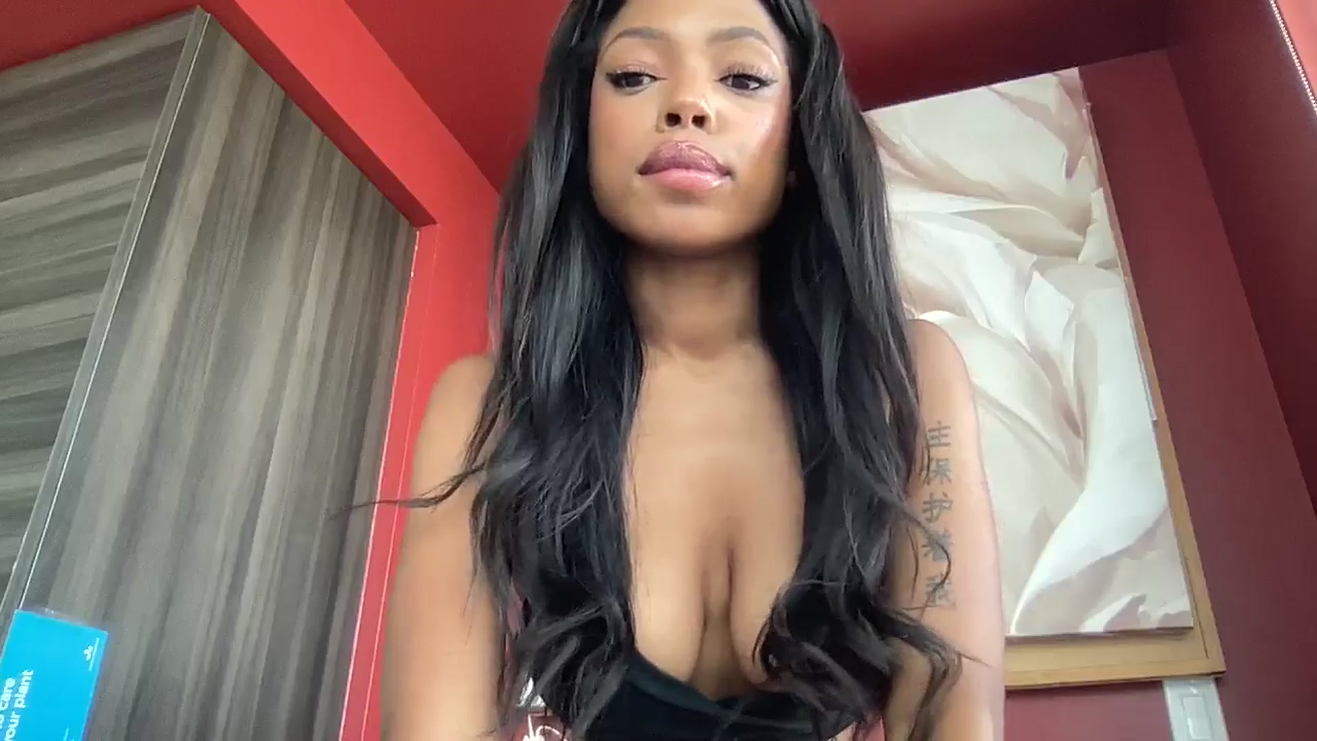 Gallery image thumbnail from EmiliaBrooks's myfreecams stream on, 07/30/2024, 20:36 image 10 of 20