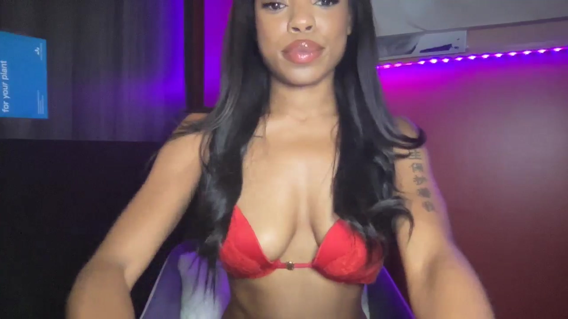 Gallery image thumbnail from EmiliaBrooks's myfreecams stream on, 08/29/2024, 01:54 image 13 of 20