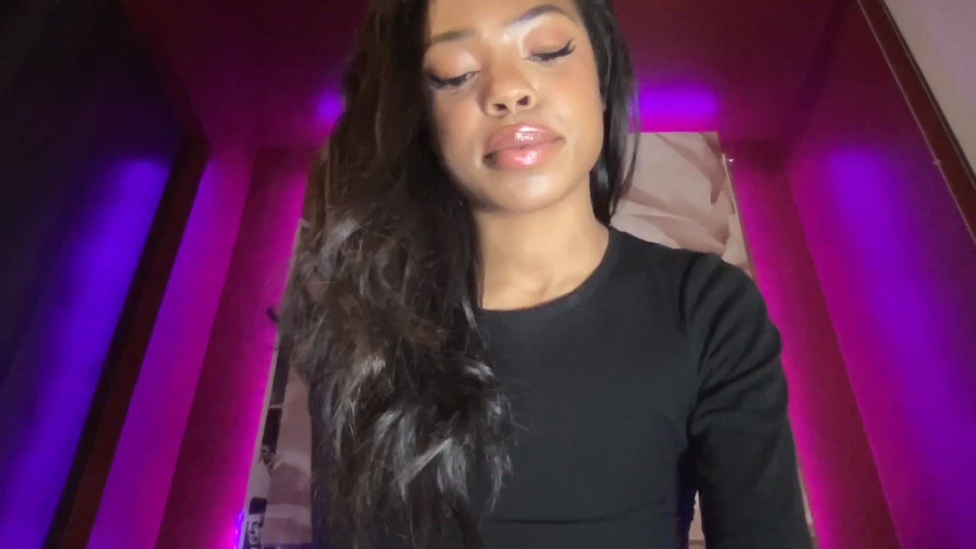 Gallery image thumbnail from EmiliaBrooks's myfreecams stream on, 10/16/2024, 24:50 image 14 of 20