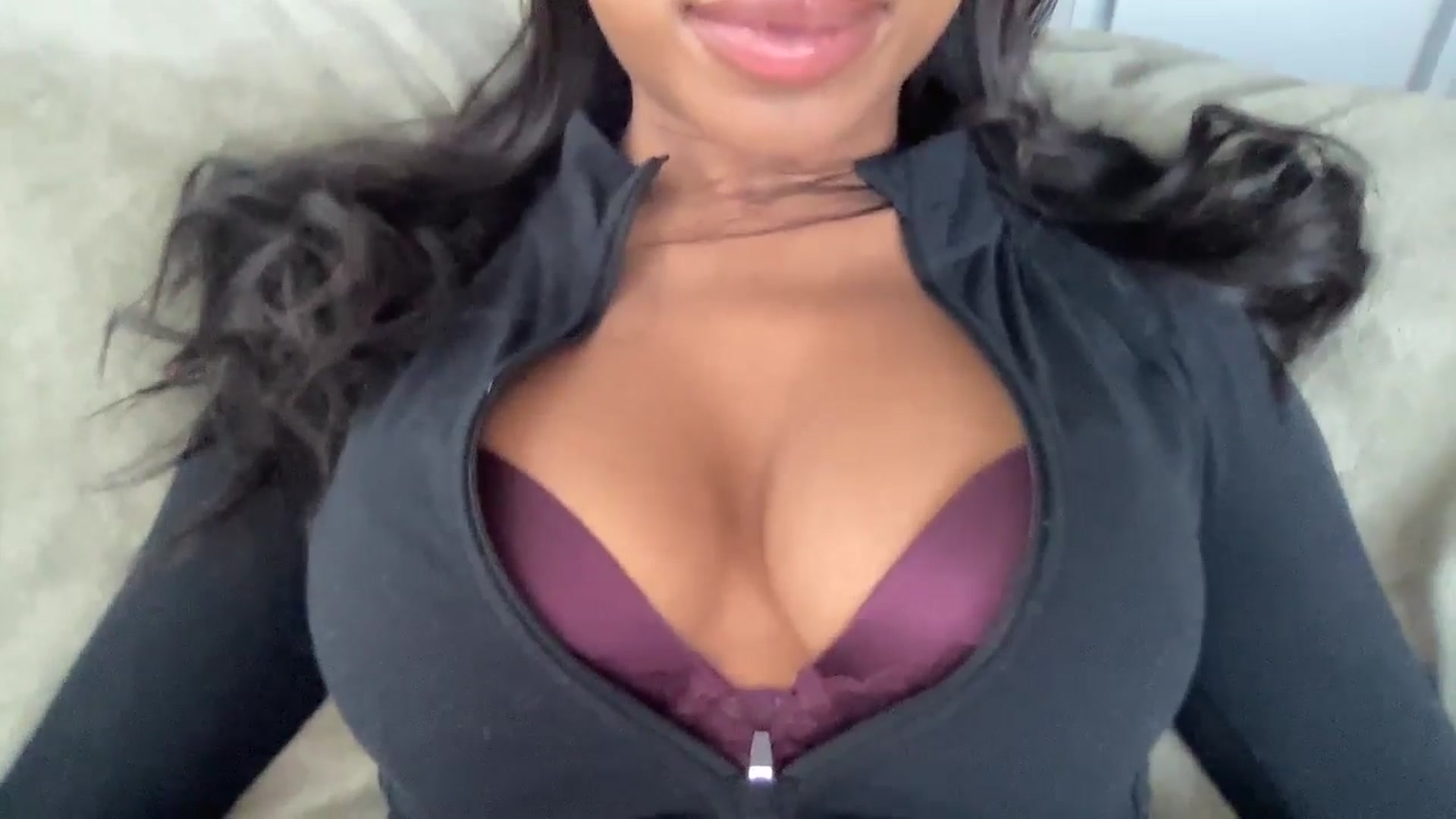 Gallery image thumbnail from EmiliaBrooks's myfreecams stream on, 11/29/2024, 20:37 image 10 of 20