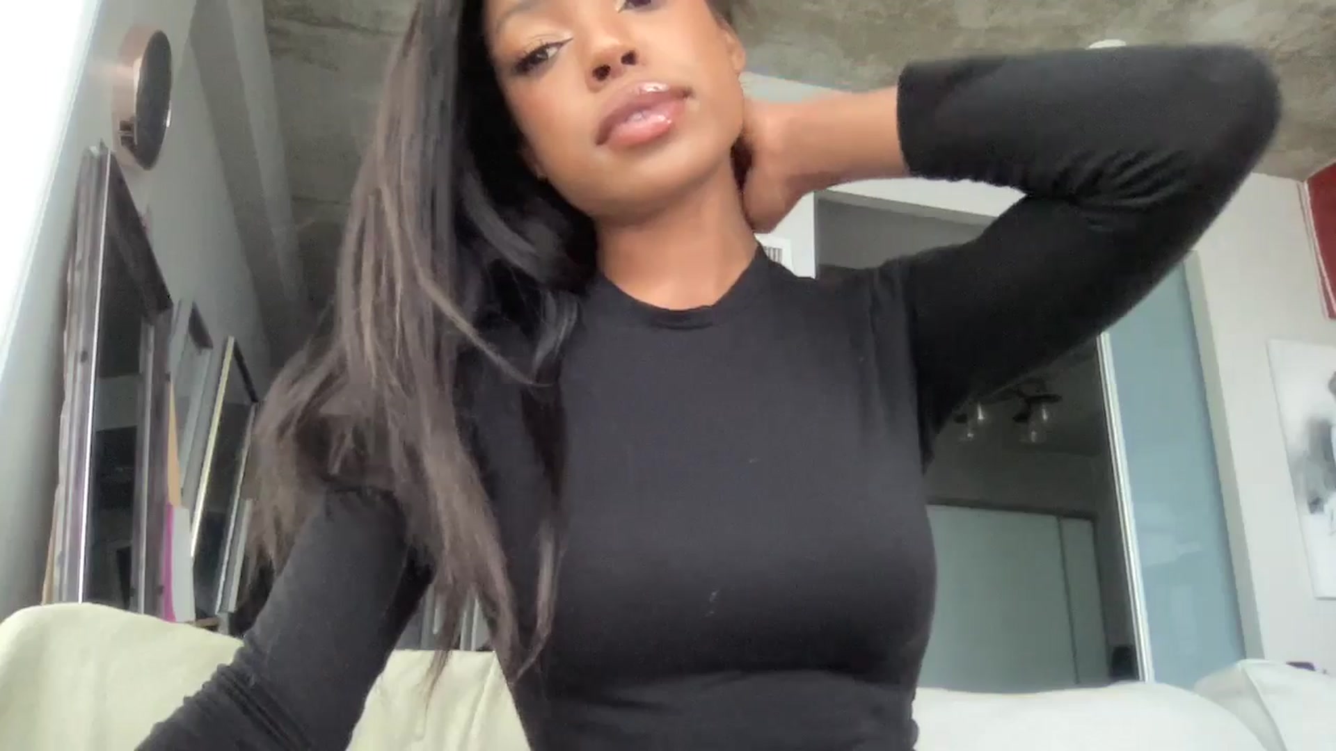 Gallery image thumbnail from EmiliaBrooks's myfreecams stream on, 12/18/2024, 20:32 image 16 of 20