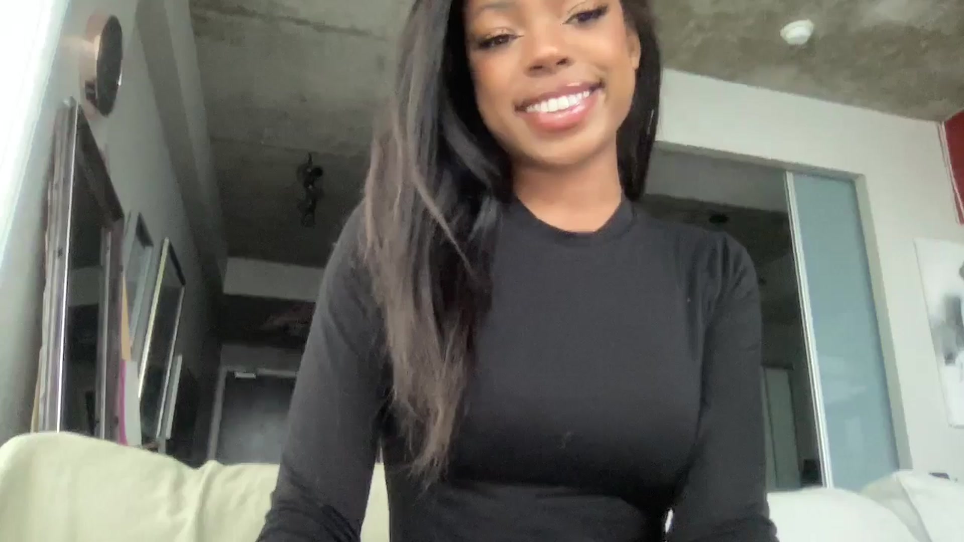Gallery image thumbnail from EmiliaBrooks's myfreecams stream on, 12/18/2024, 20:32 image 15 of 20