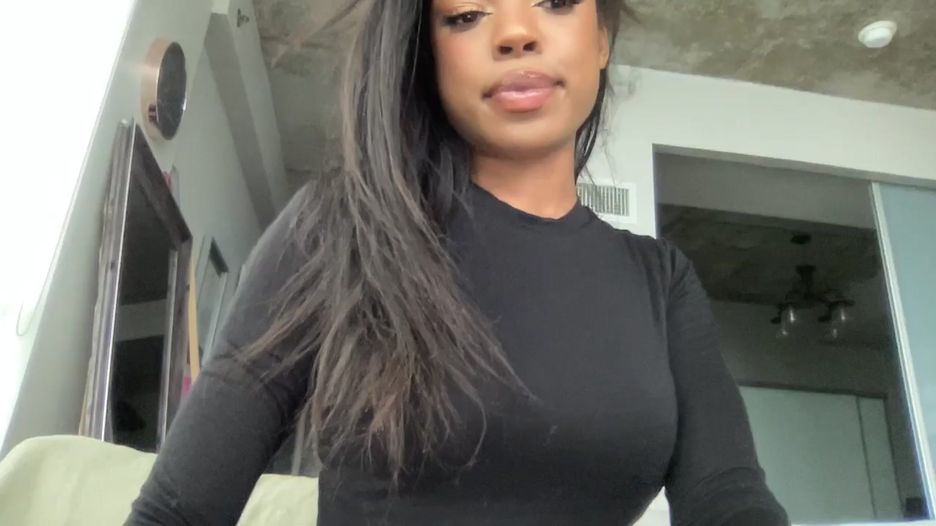 Gallery image thumbnail from EmiliaBrooks's myfreecams stream on, 12/18/2024, 20:32 image 17 of 20