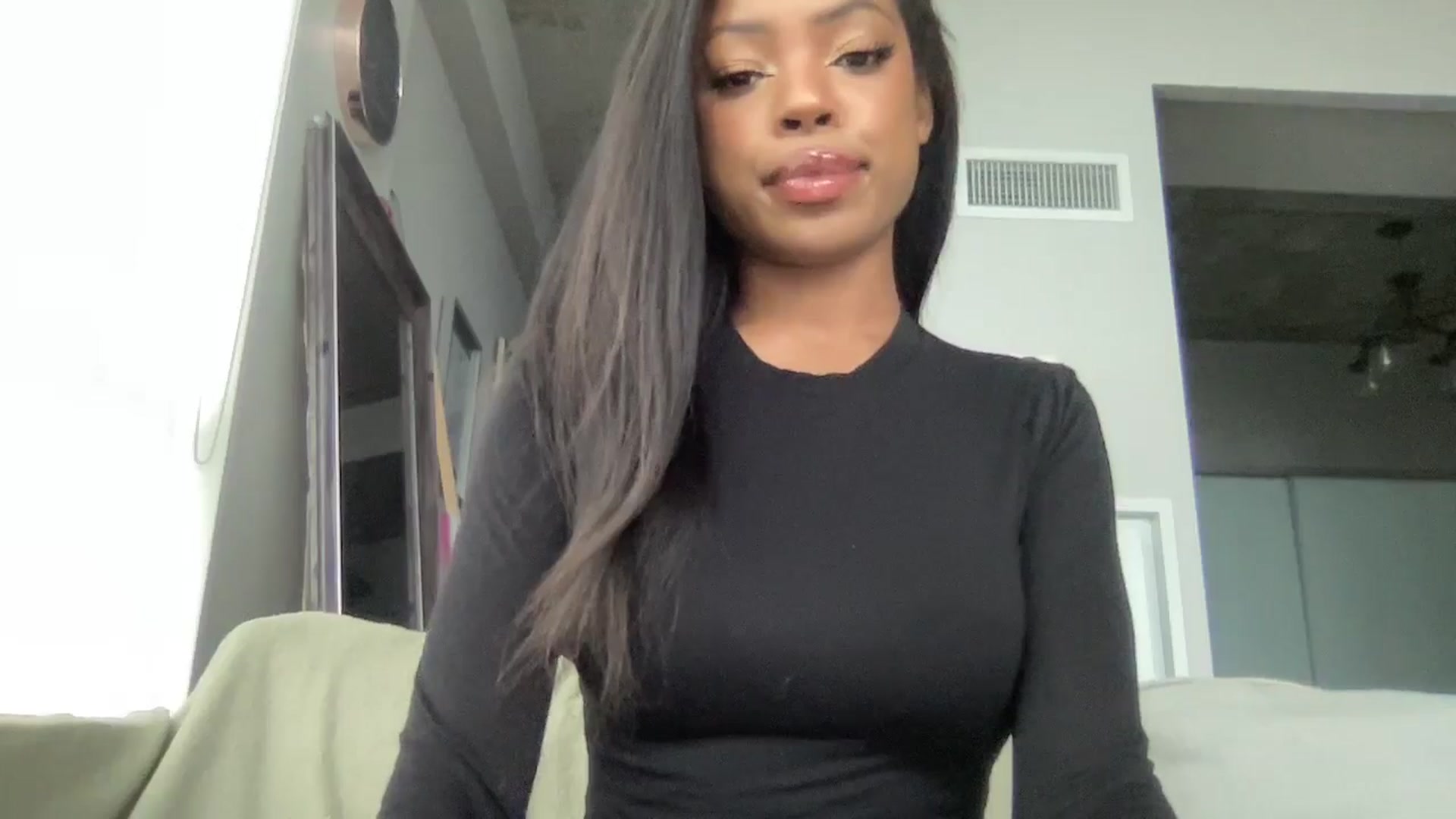 Gallery image thumbnail from EmiliaBrooks's myfreecams stream on, 12/18/2024, 20:32 image 10 of 20
