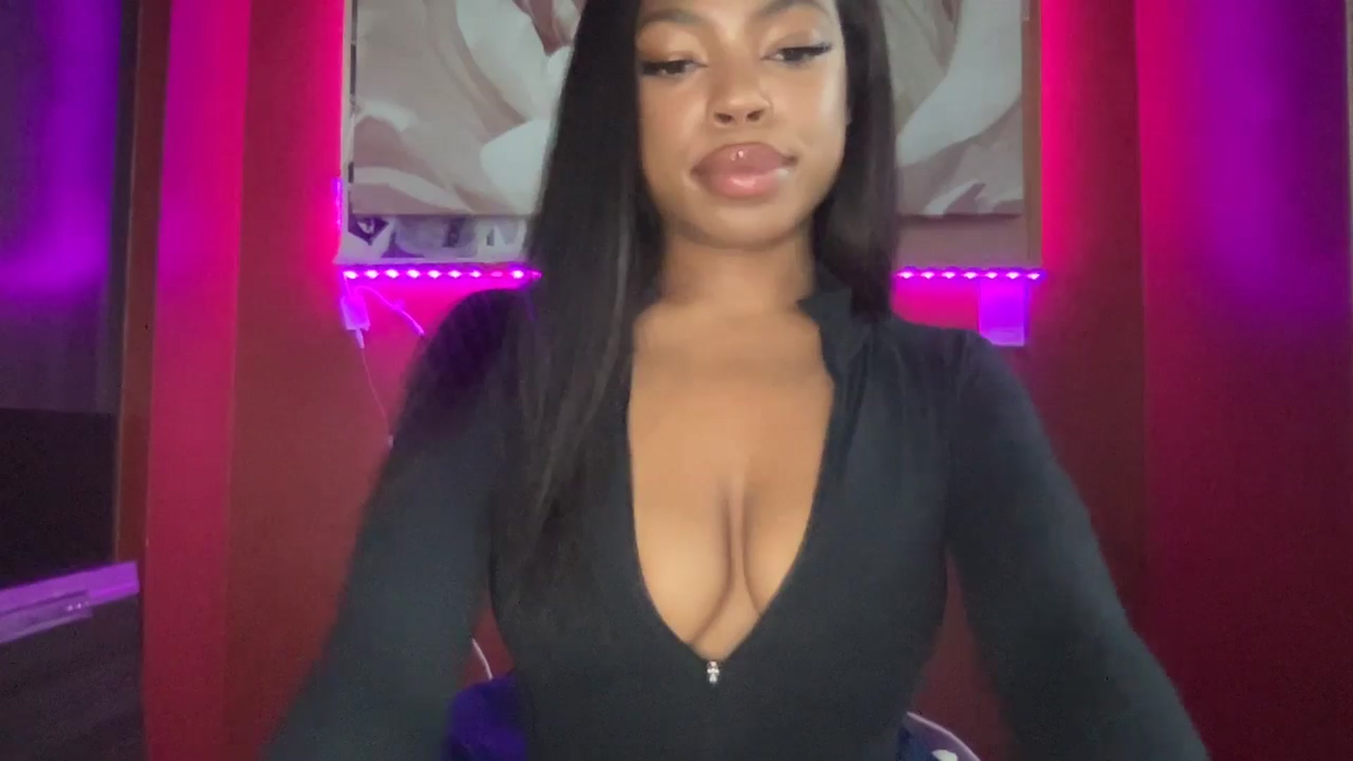 Gallery image thumbnail from EmiliaBrooks's myfreecams stream on, 12/31/2024, 22:03 image 9 of 20