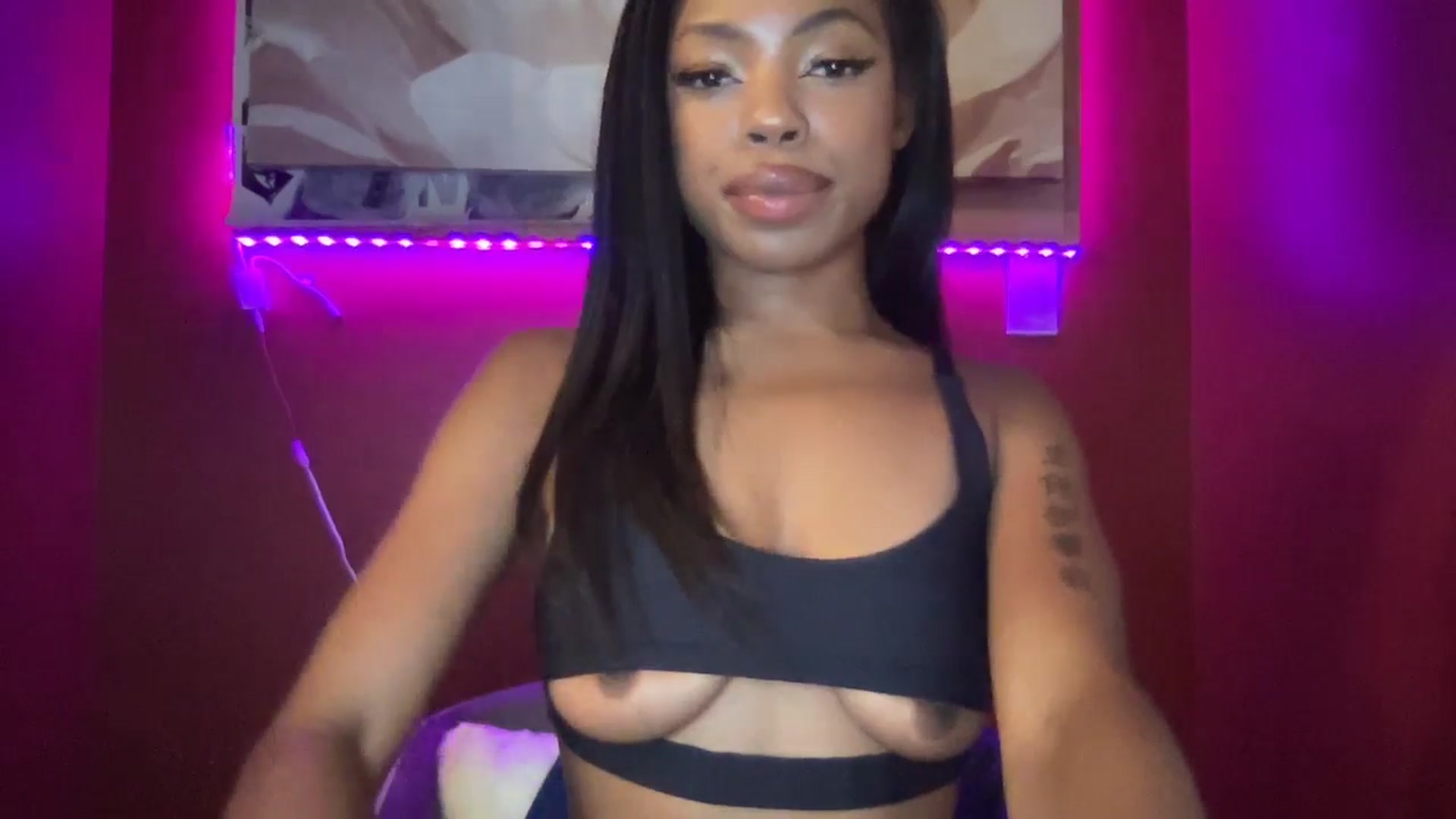 Gallery image thumbnail from EmiliaBrooks's myfreecams stream on, 01/07/2025, 04:03 image 10 of 20