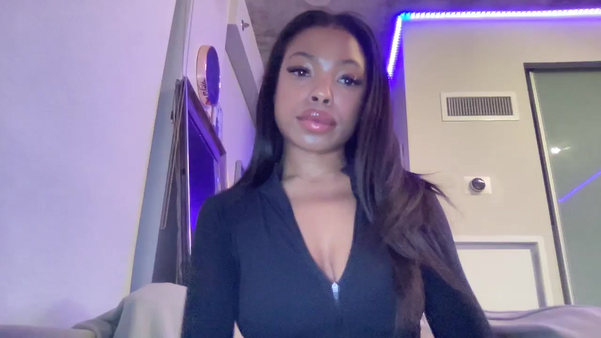 Gallery image thumbnail from EmiliaBrooks's myfreecams stream on, 02/28/2025, 02:32 image 19 of 20