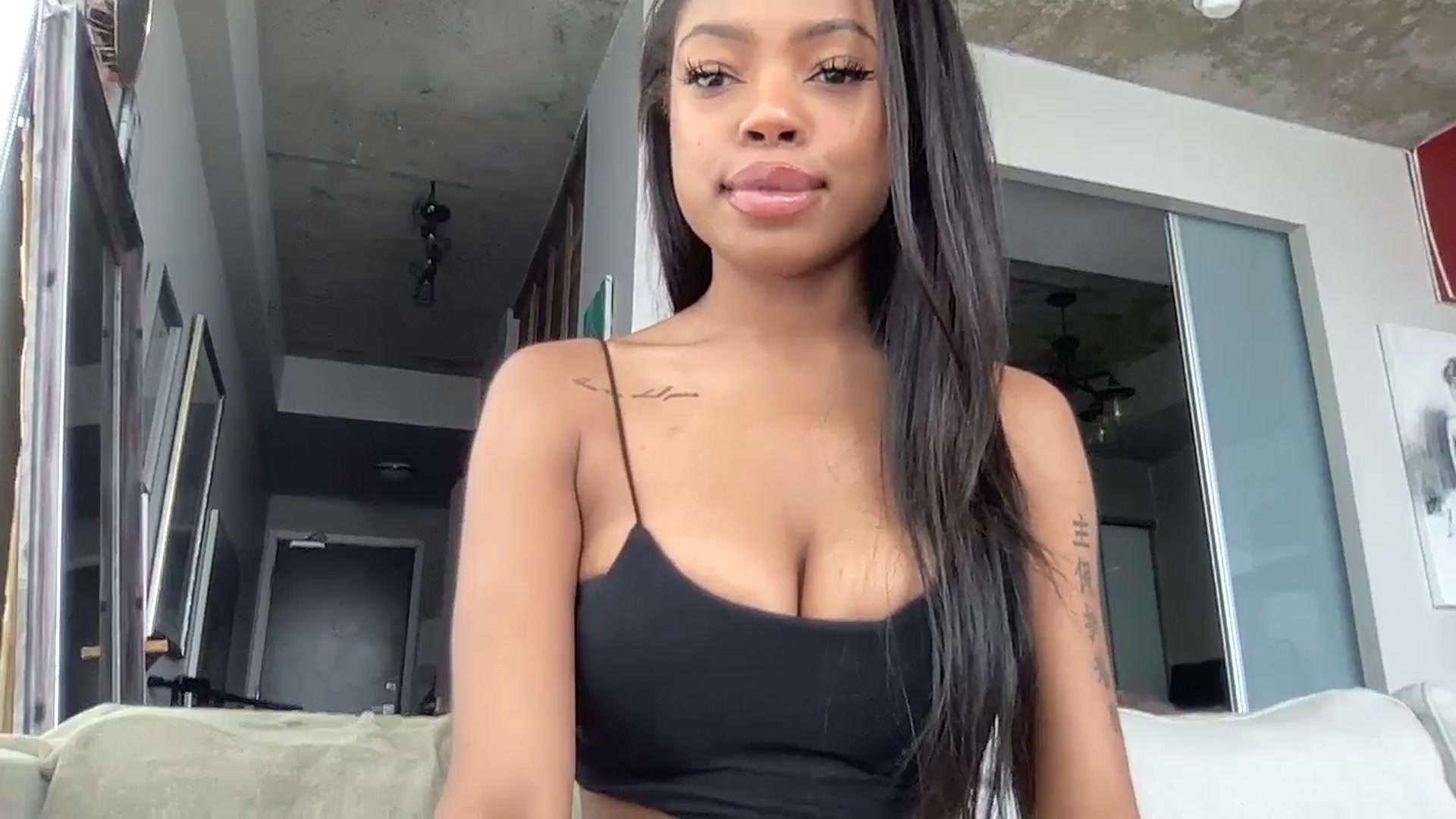 Gallery image thumbnail from EmiliaBrooks's myfreecams stream on, 04/10/2025, 20:57 image 7 of 20