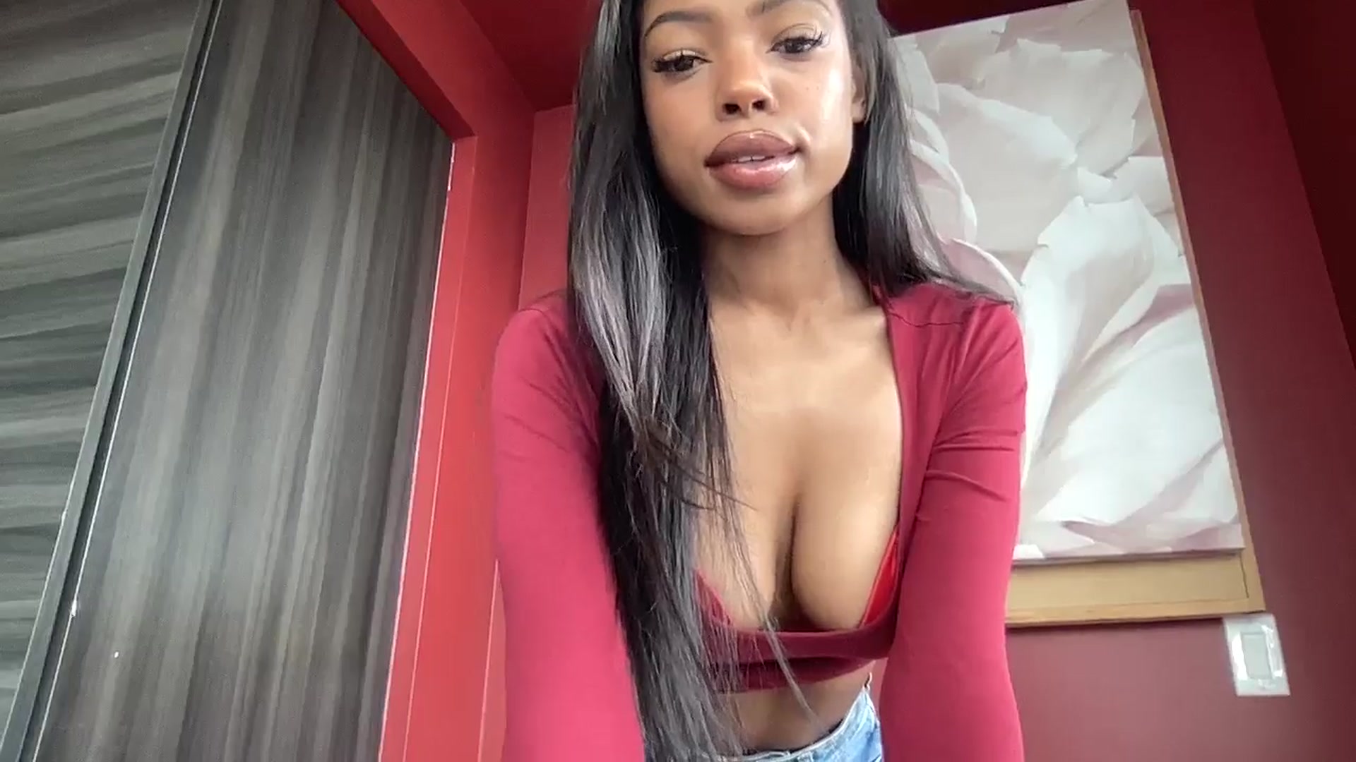 Gallery image thumbnail from EmiliaBrooks's myfreecams stream on, 05/14/2025, 15:58 image 8 of 20