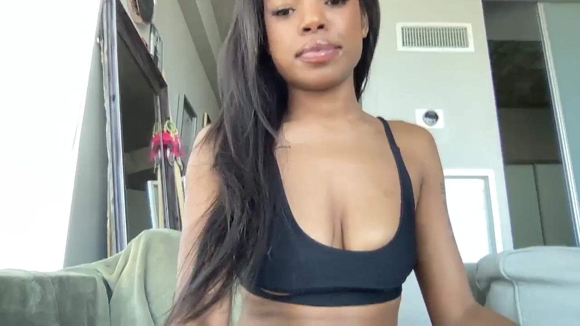 Gallery image thumbnail from EmiliaBrooks's myfreecams stream on, 05/26/2025, 23:23 image 15 of 20