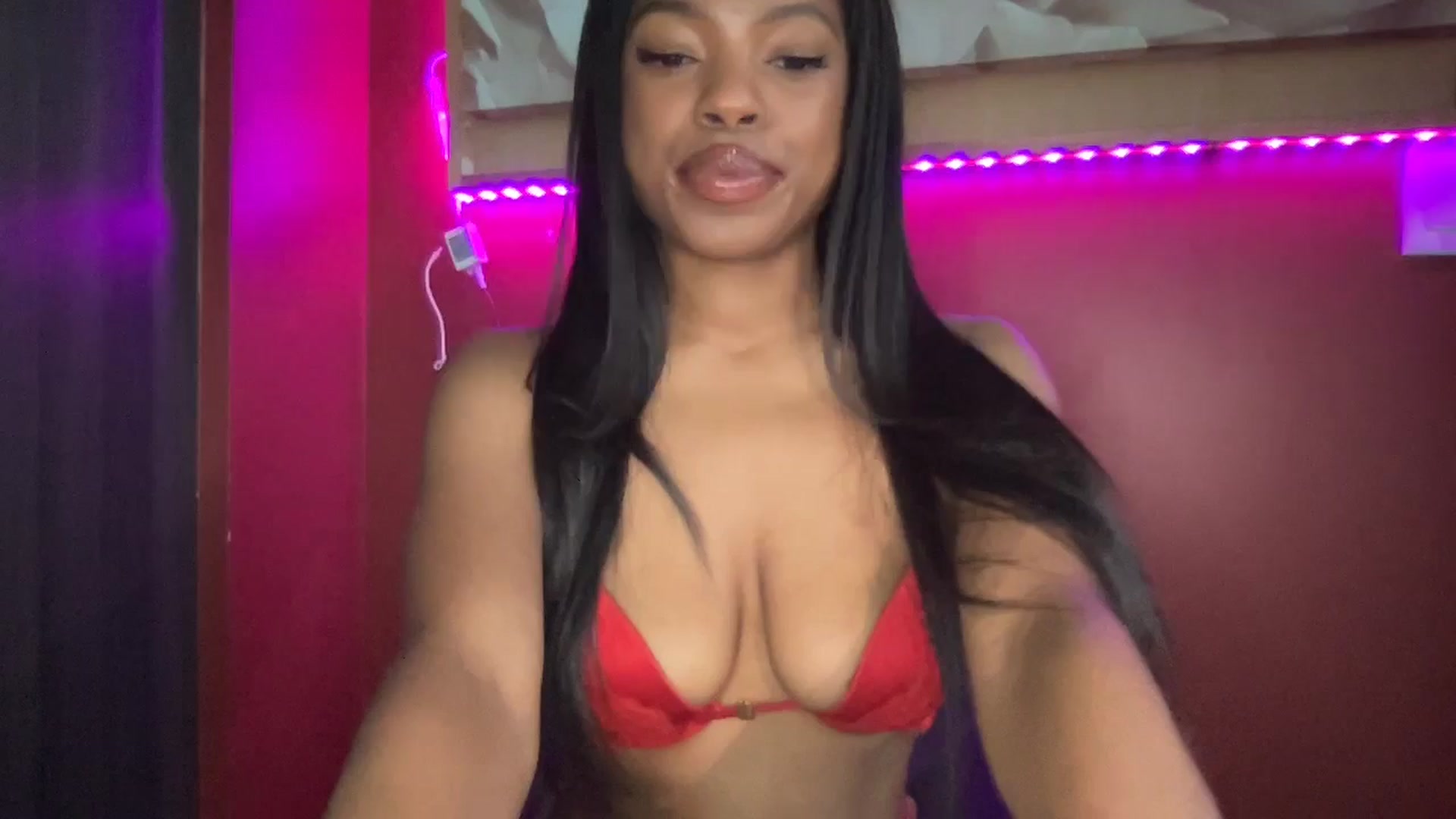 Gallery image thumbnail from EmiliaBrooks's myfreecams stream on, 05/30/2025, 01:13 image 11 of 20