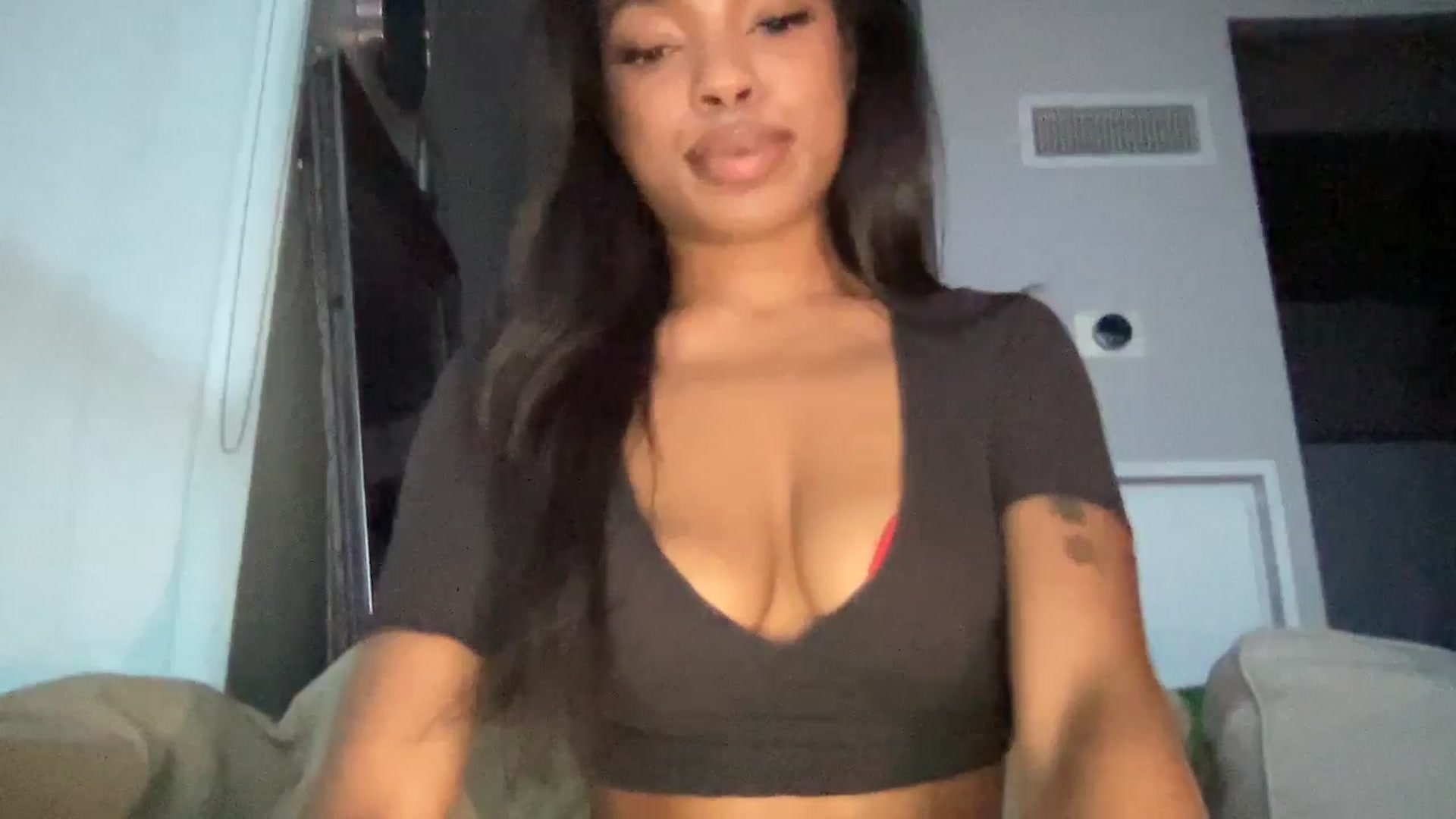 Gallery image thumbnail from EmiliaBrooks's myfreecams stream on, 06/13/2025, 01:21 image 17 of 20