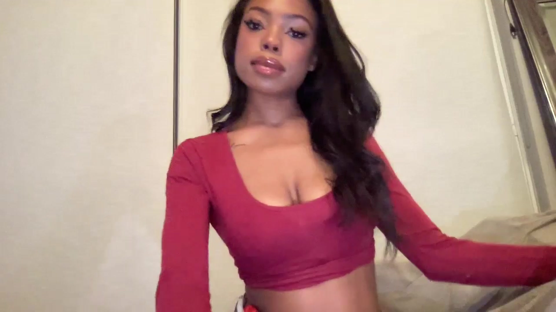 Gallery image thumbnail from EmiliaBrooks's myfreecams stream on, 06/15/2025, 03:18 image 19 of 20