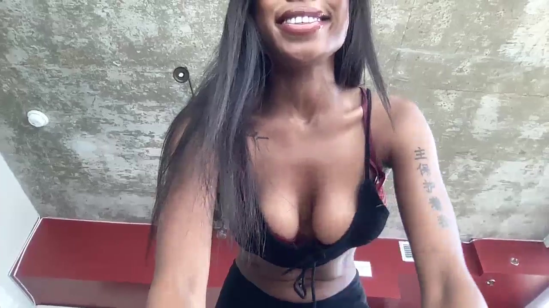 Gallery image thumbnail from EmiliaBrooks's myfreecams stream on, 08/05/2025, 18:52 image 6 of 20