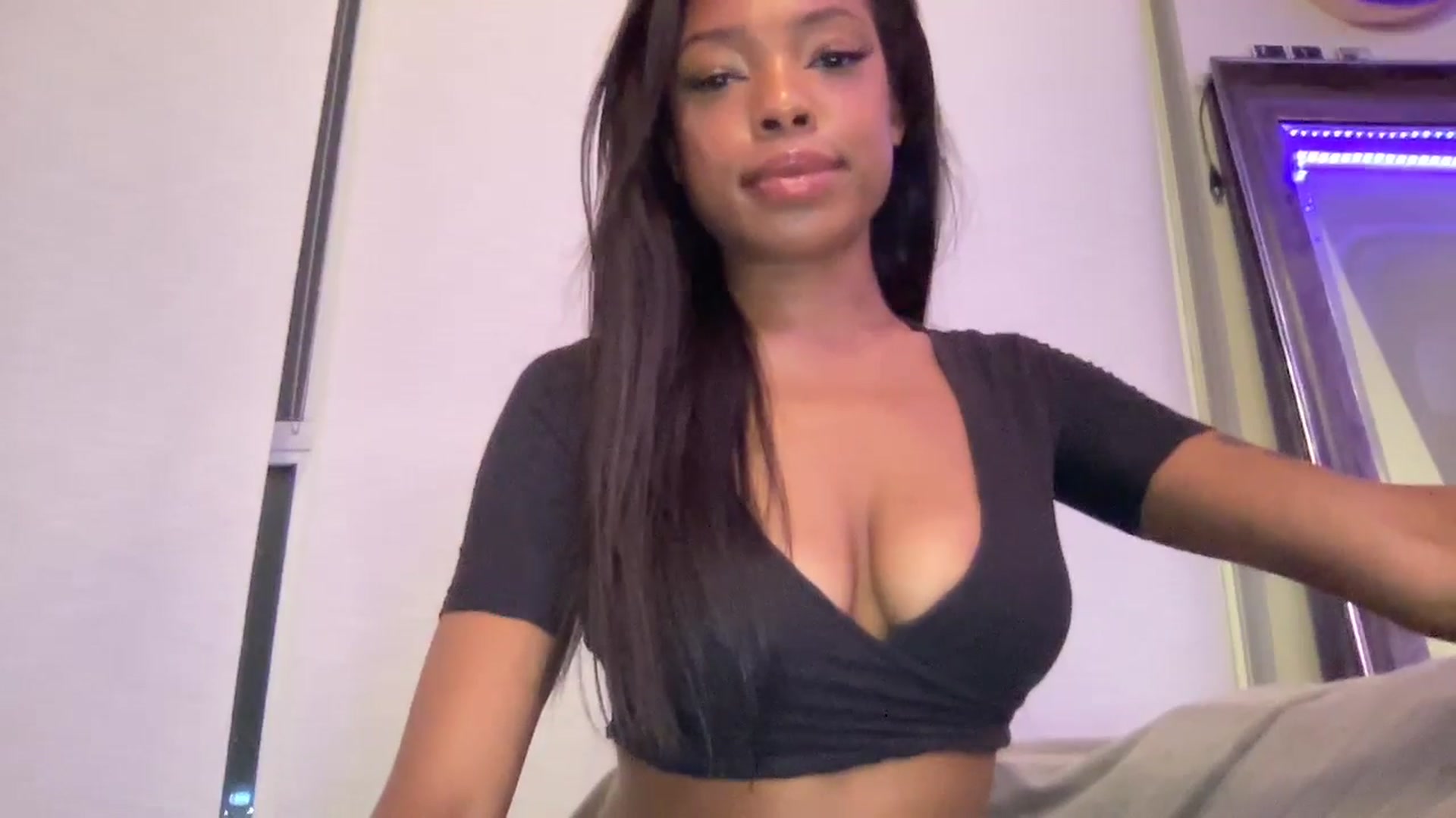 Gallery image thumbnail from EmiliaBrooks's myfreecams stream on, 08/14/2025, 03:03 image 11 of 20