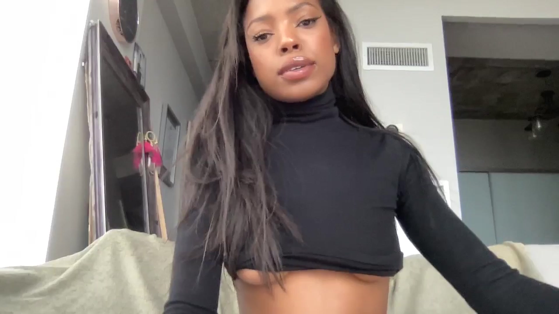 Gallery image thumbnail from EmiliaBrooks's myfreecams stream on, 08/20/2025, 21:16 image 4 of 20
