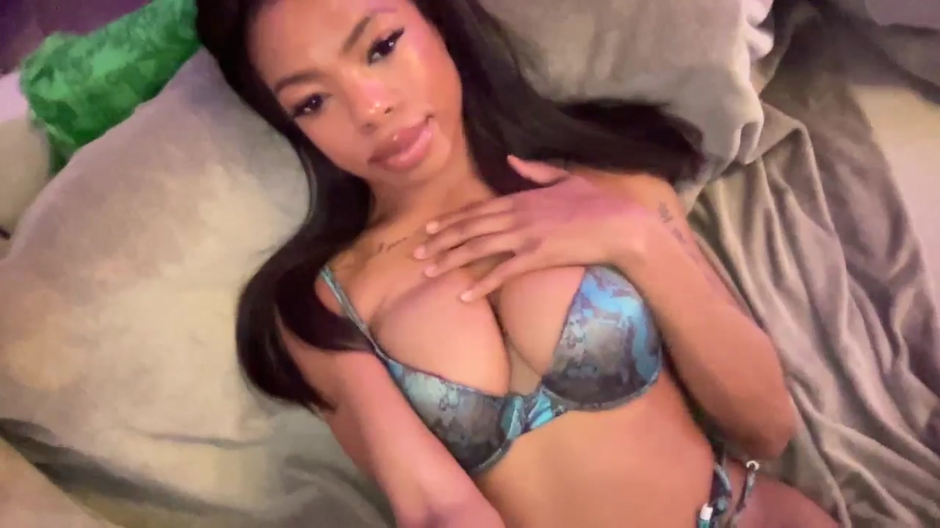 Gallery image thumbnail from EmiliaBrooks's myfreecams stream on, 10/01/2025, 04:43 image 6 of 20