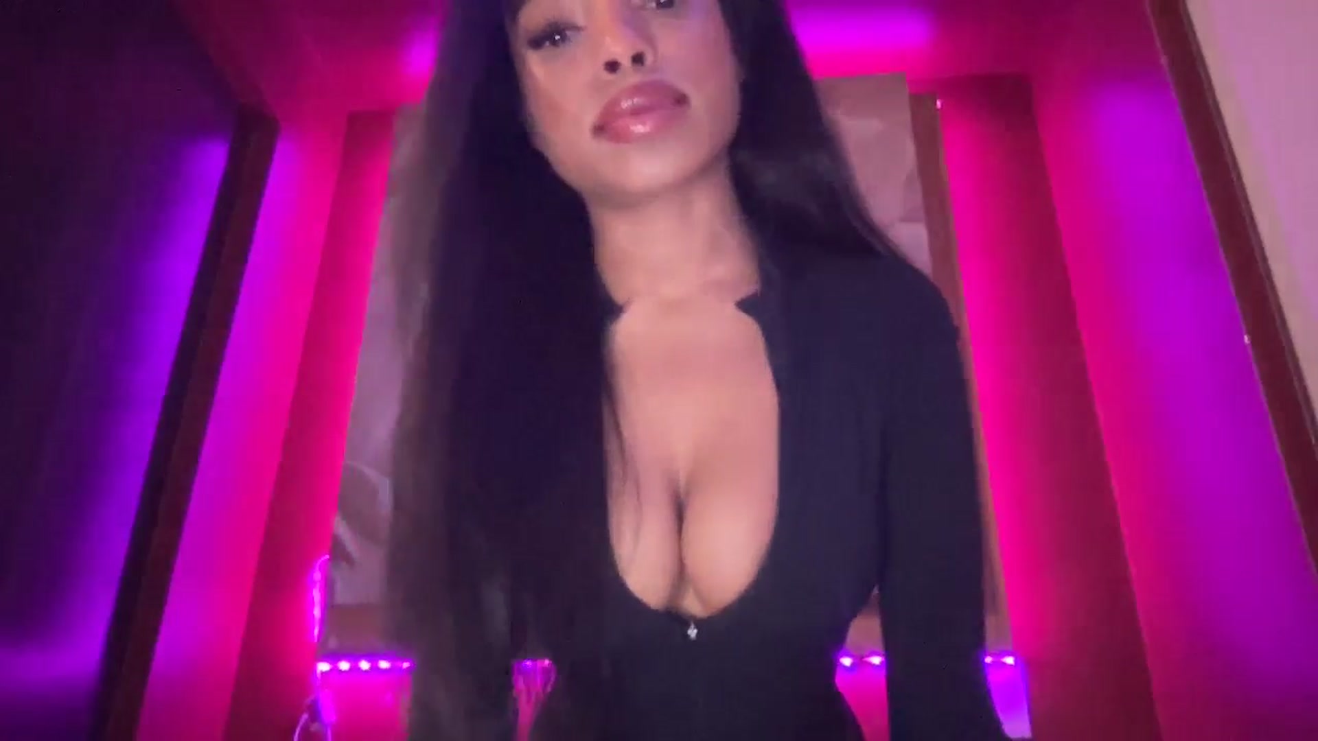Gallery image thumbnail from EmiliaBrooks's myfreecams stream on, 01/15/2026, 01:16 image 6 of 20