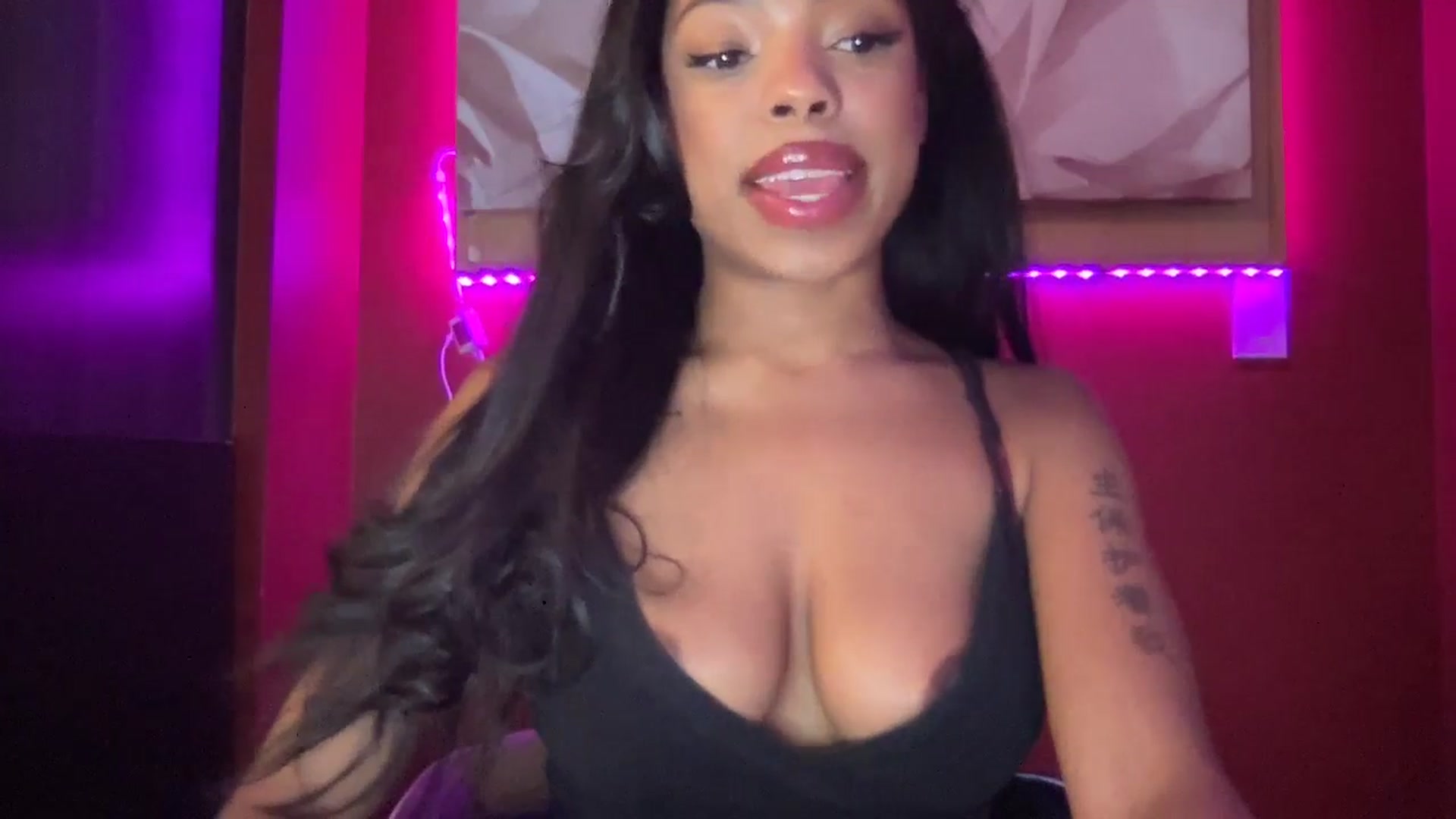 Gallery image thumbnail from EmiliaBrooks's myfreecams stream on, 01/16/2026, 02:12 image 10 of 20