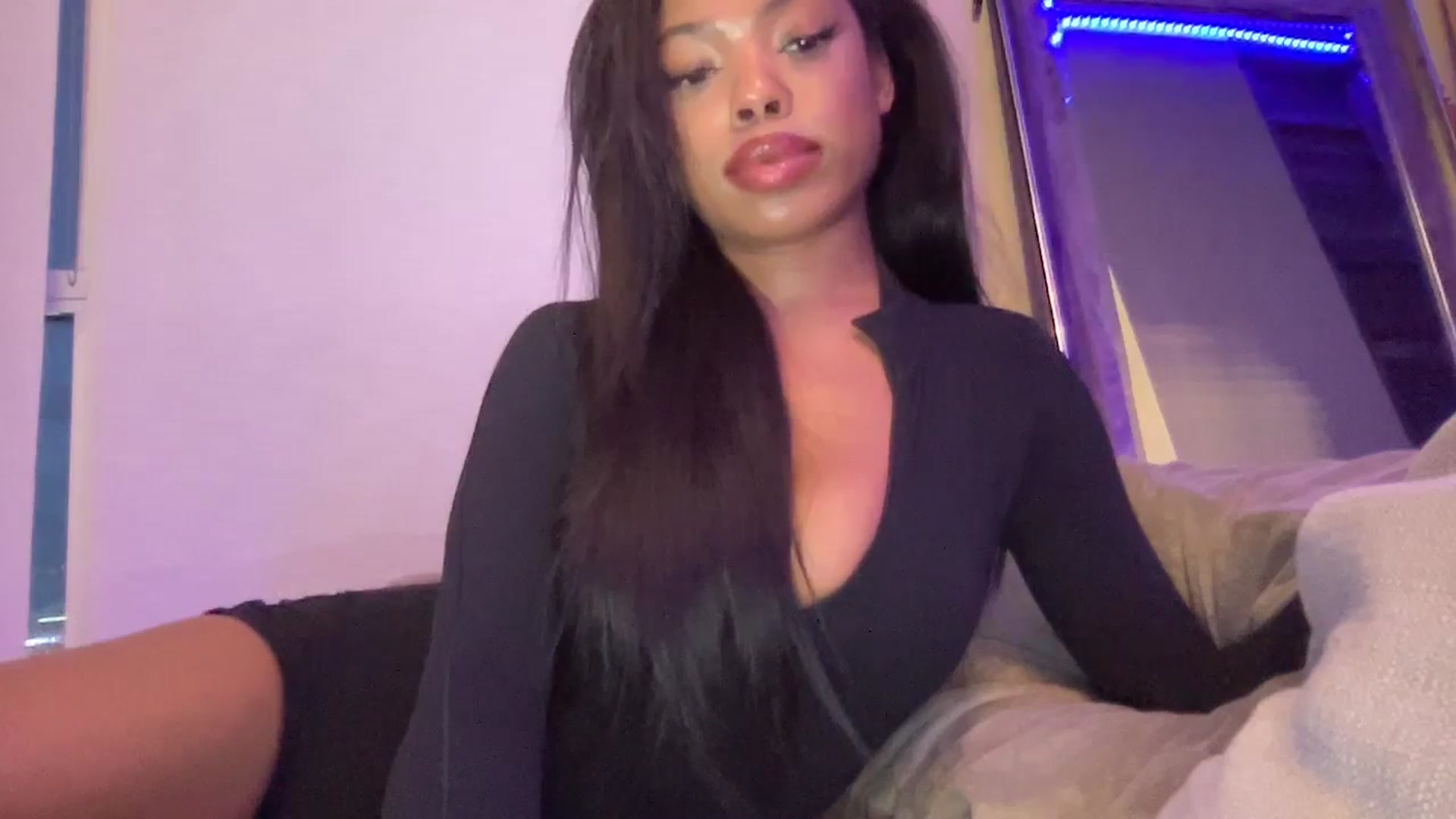 Gallery image thumbnail from EmiliaBrooks's myfreecams stream on, 01/20/2026, 22:54 image 12 of 20