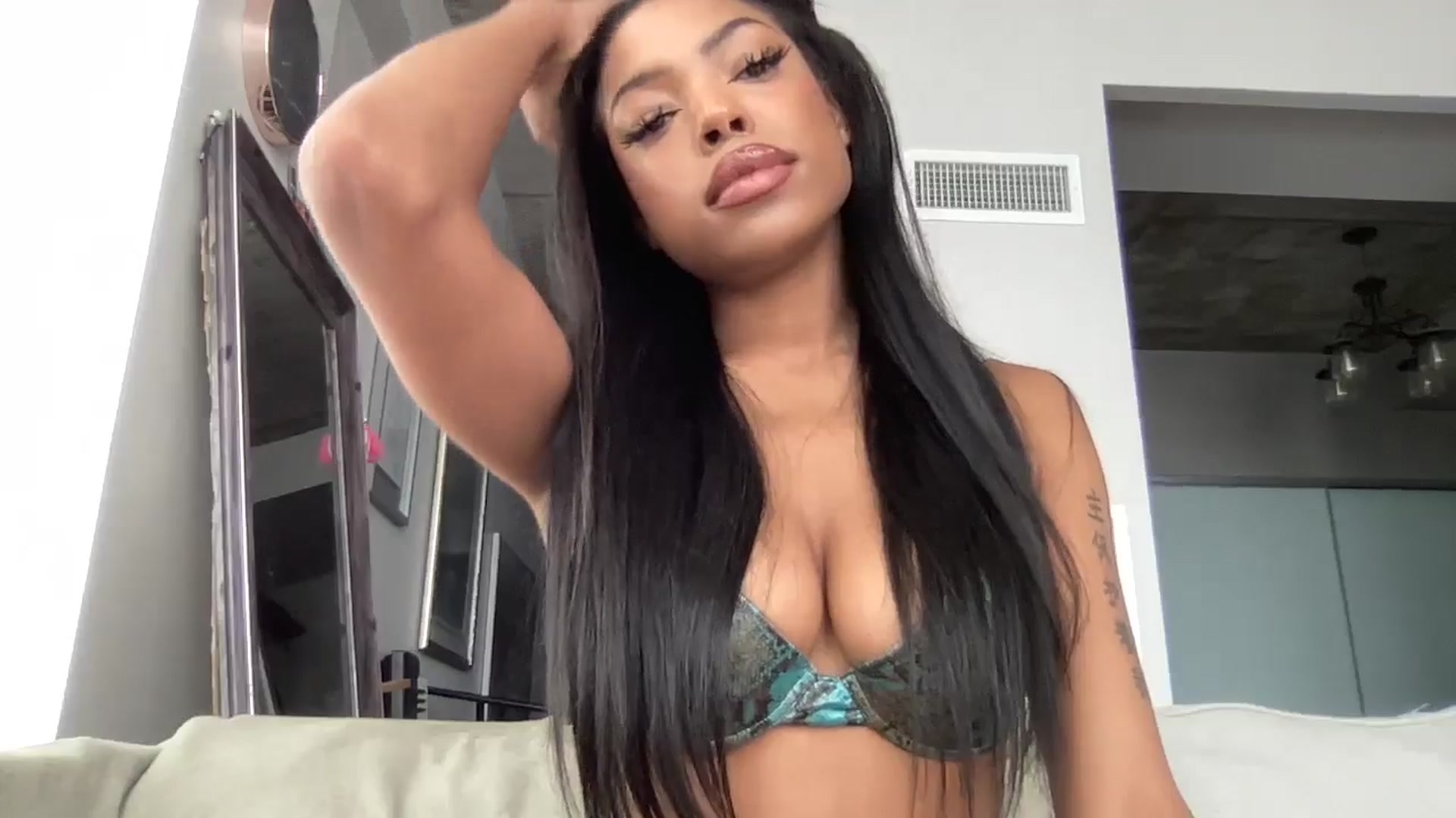 Gallery image thumbnail from EmiliaBrooks's myfreecams stream on, 01/27/2026, 20:58 image 20 of 20