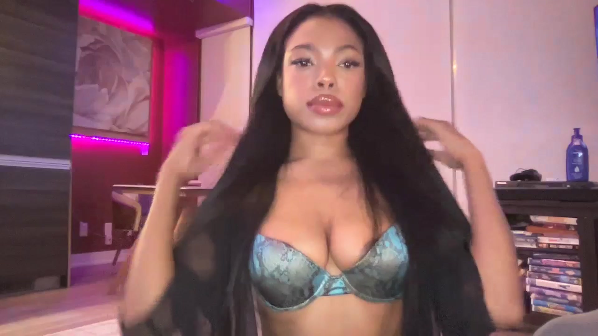 Gallery image thumbnail from EmiliaBrooks's myfreecams stream on, 01/27/2026, 23:54 image 3 of 20