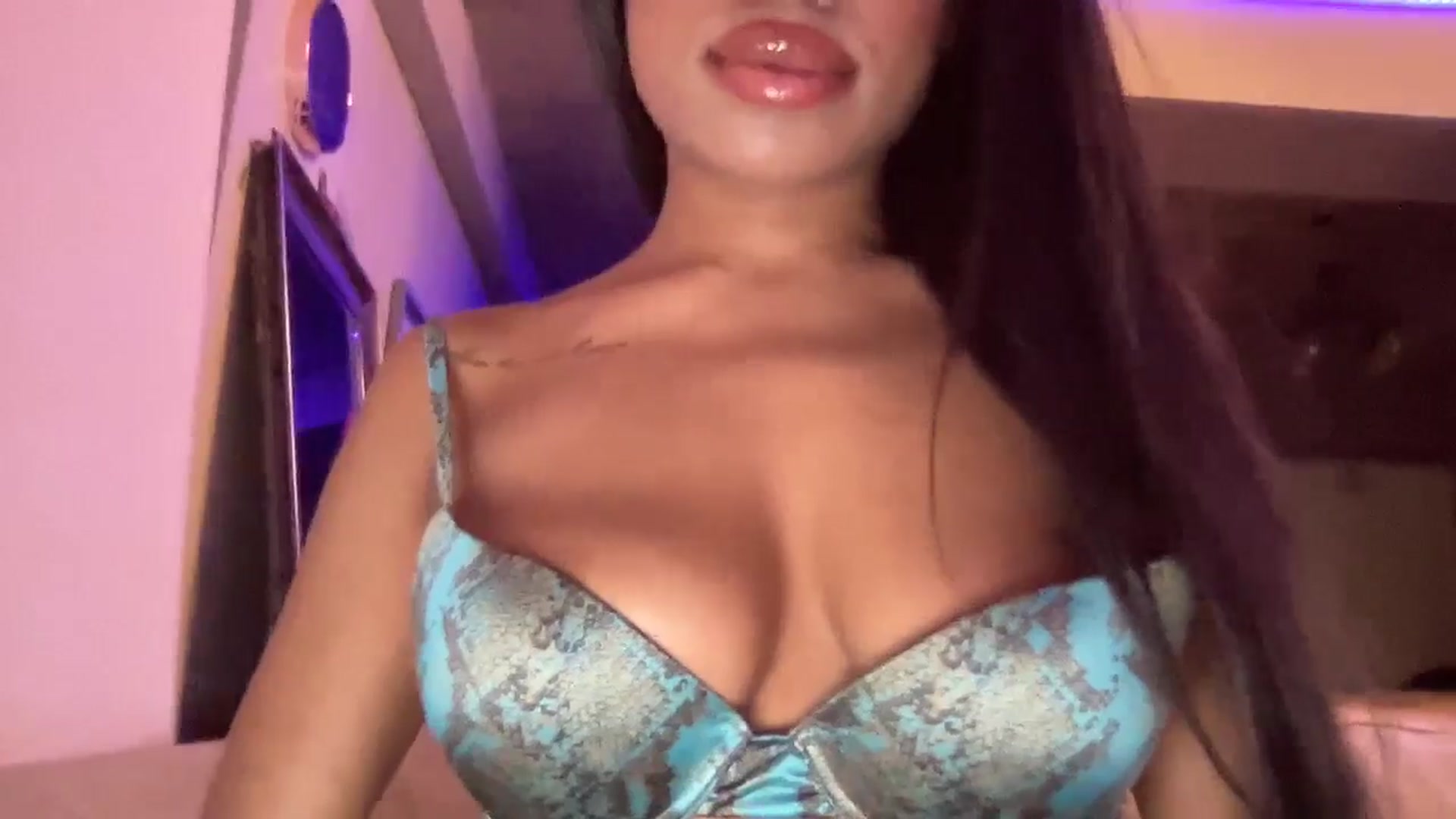 Gallery image thumbnail from EmiliaBrooks's myfreecams stream on, 01/28/2026, 24:59 image 12 of 20