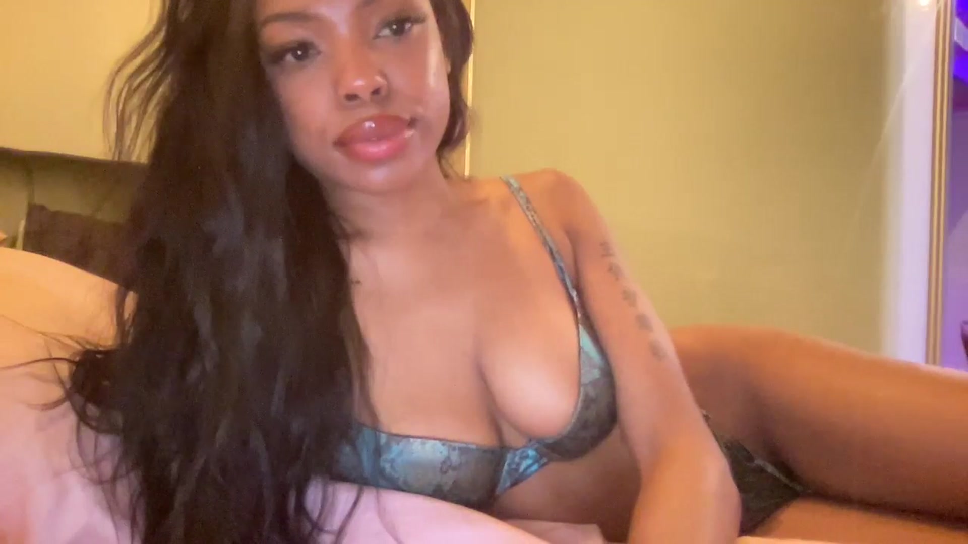 Gallery image thumbnail from EmiliaBrooks's myfreecams stream on, 02/16/2026, 07:53 image 19 of 20
