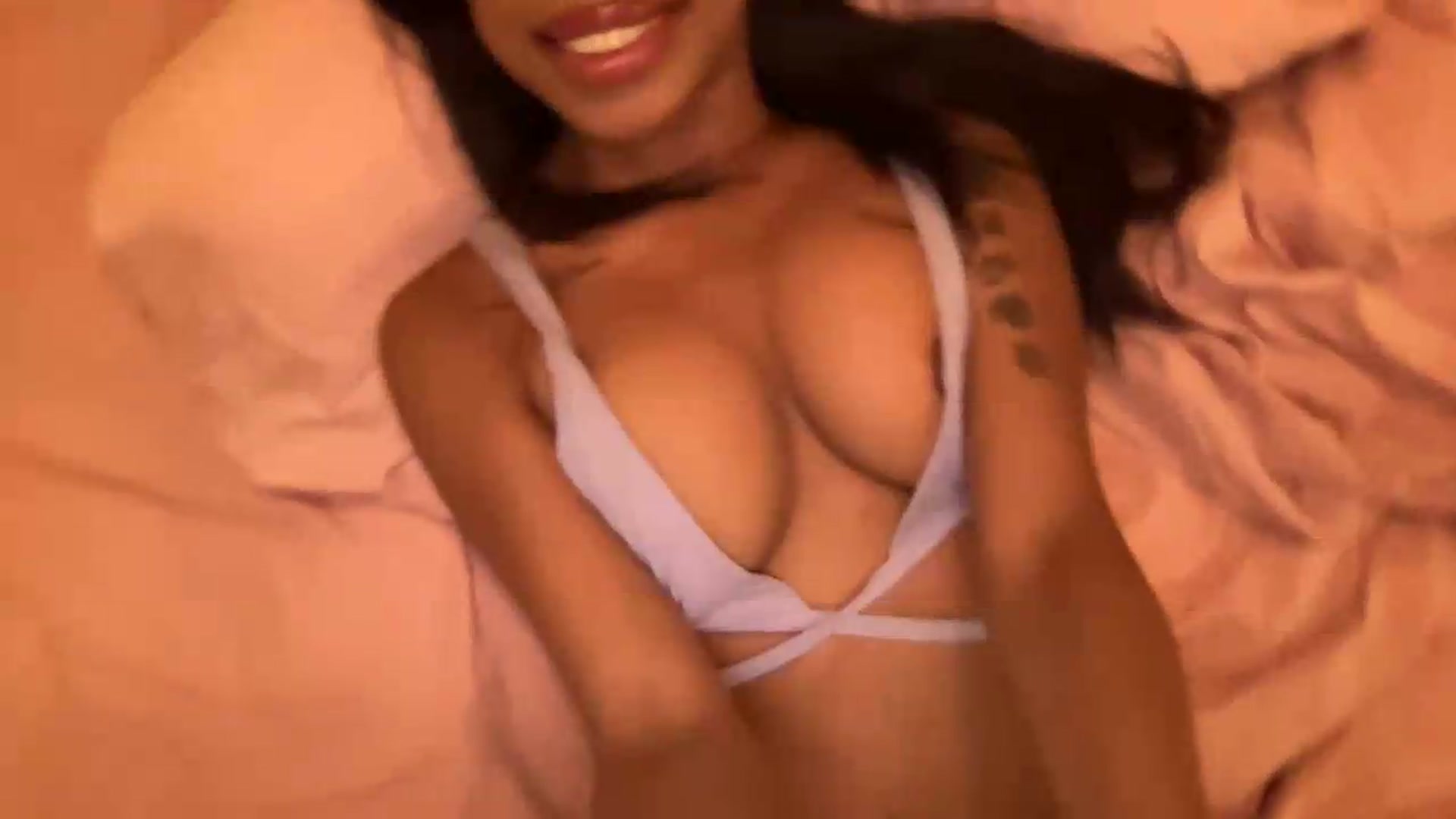 Gallery image thumbnail from EmiliaBrooks's myfreecams stream on, 05/15/2026, 01:56 image 12 of 20