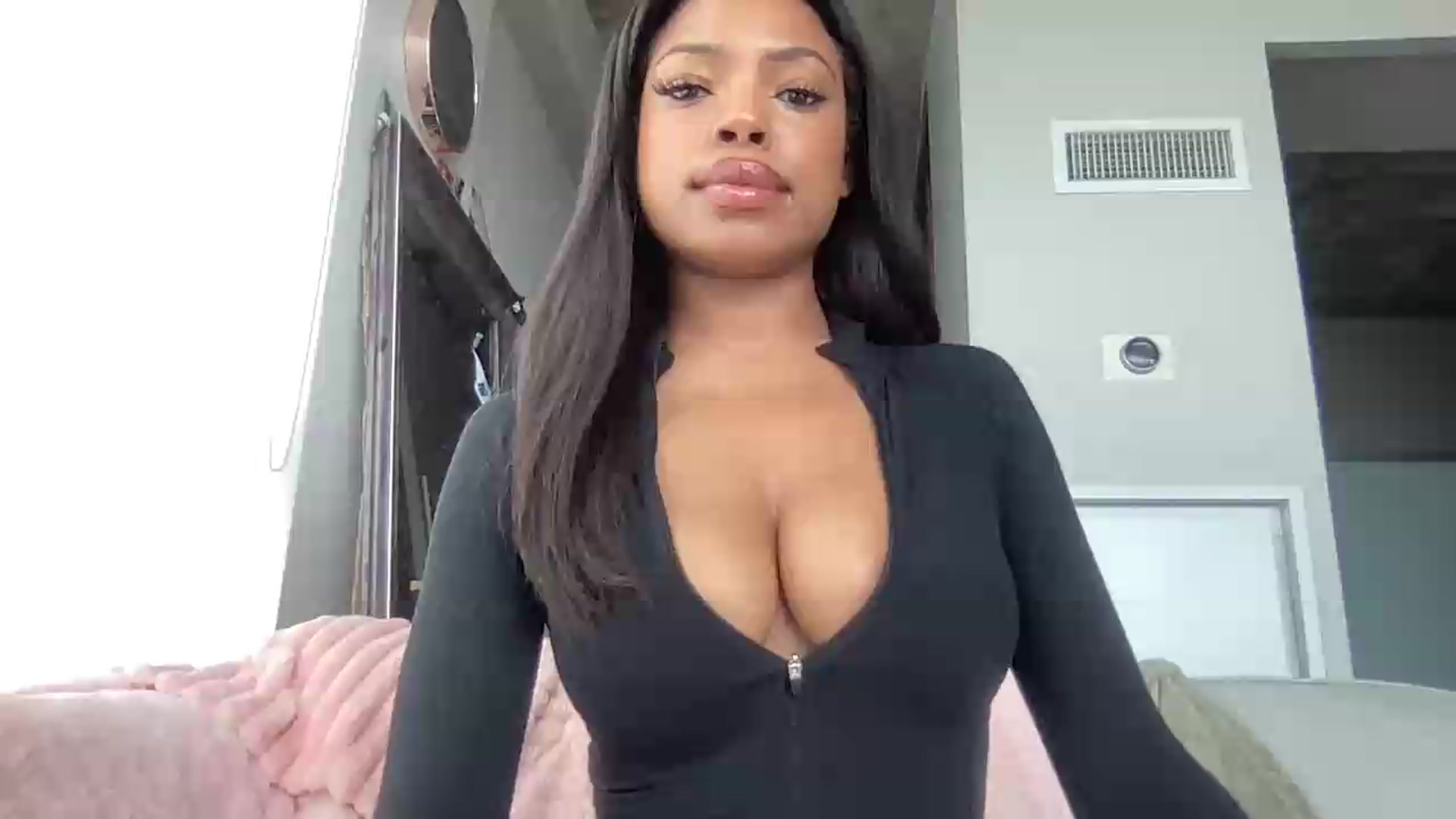 Gallery image thumbnail from EmiliaBrooks's myfreecams stream on, 06/22/2026, 19:19 image 19 of 20