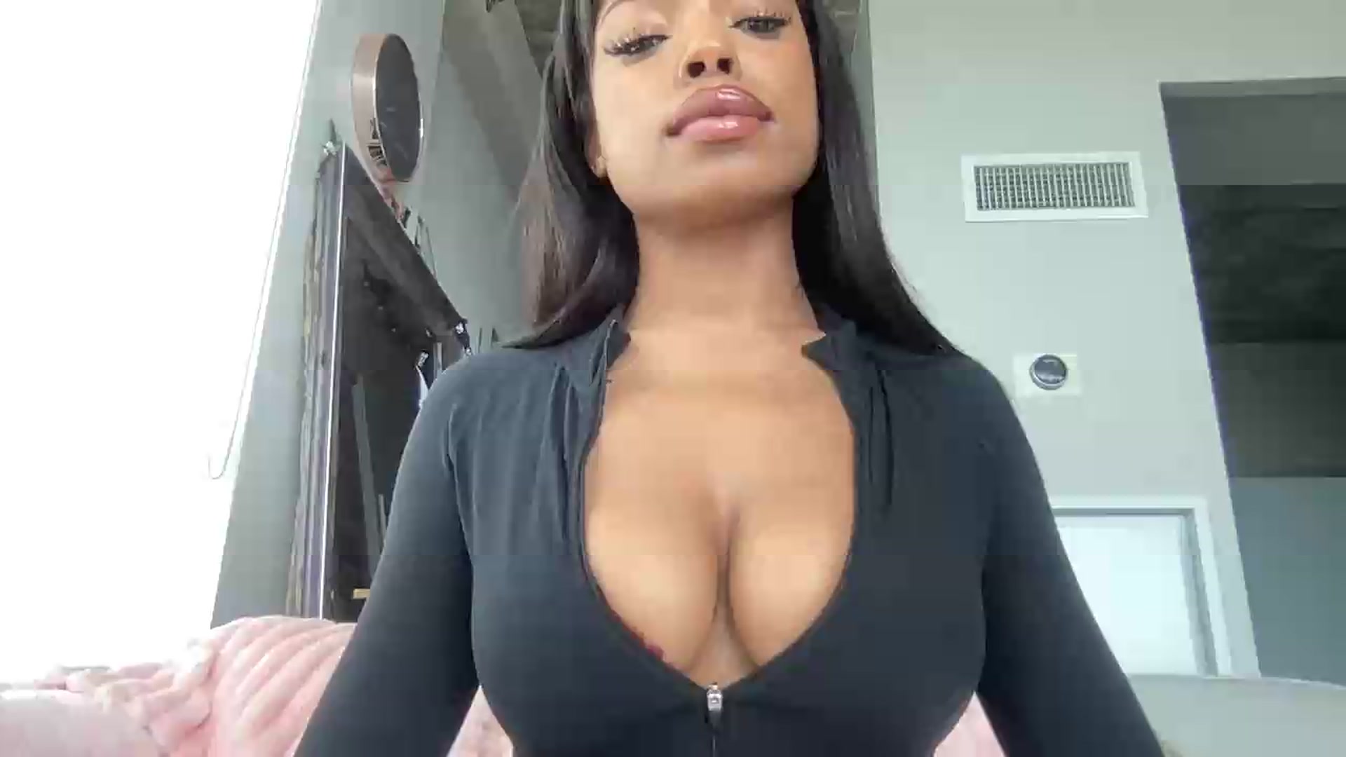 Gallery image thumbnail from EmiliaBrooks's myfreecams stream on, 06/22/2026, 21:30 image 1 of 20