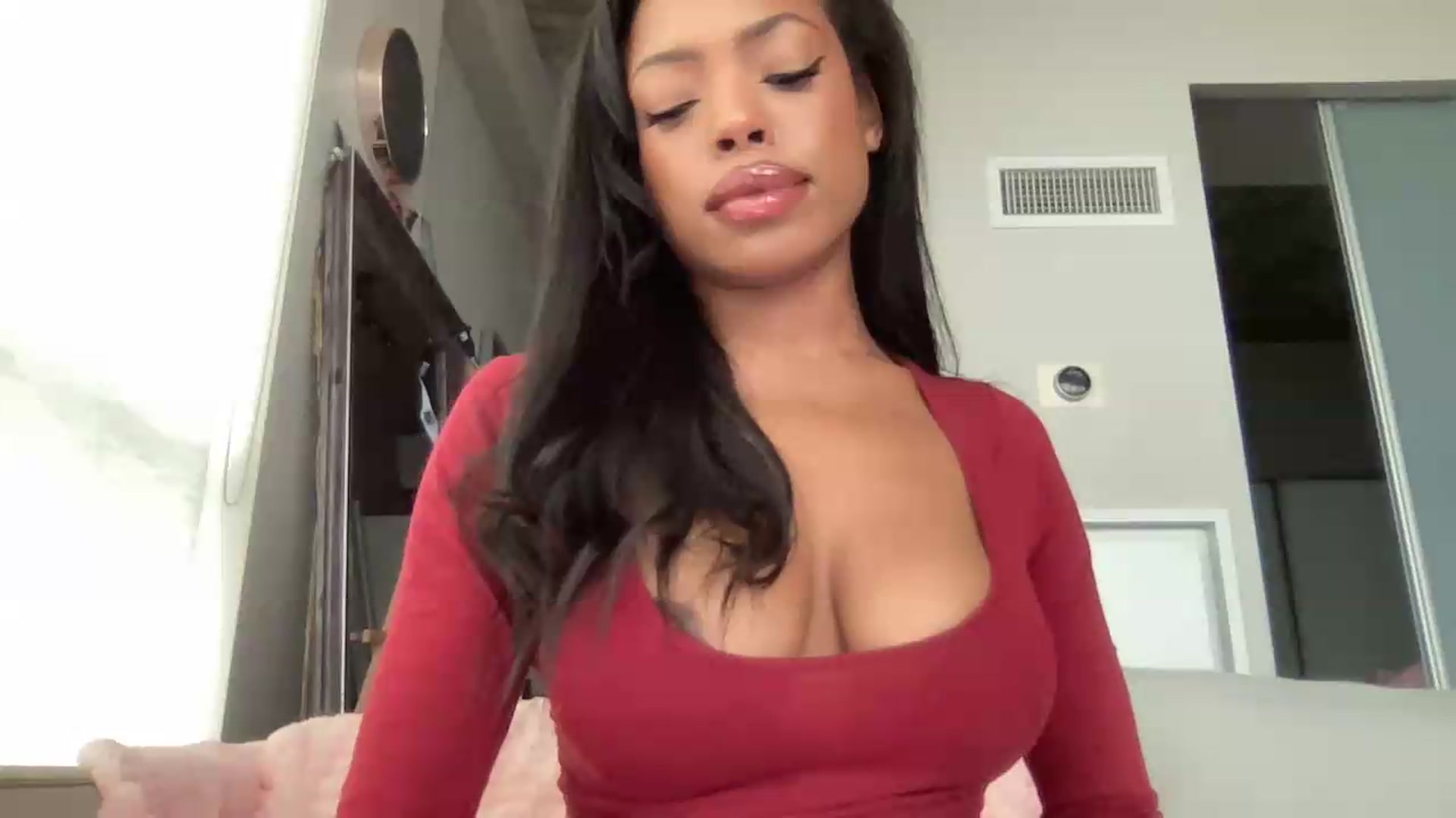 Gallery image thumbnail from EmiliaBrooks's myfreecams stream on, 07/15/2026, 22:04 image 16 of 20